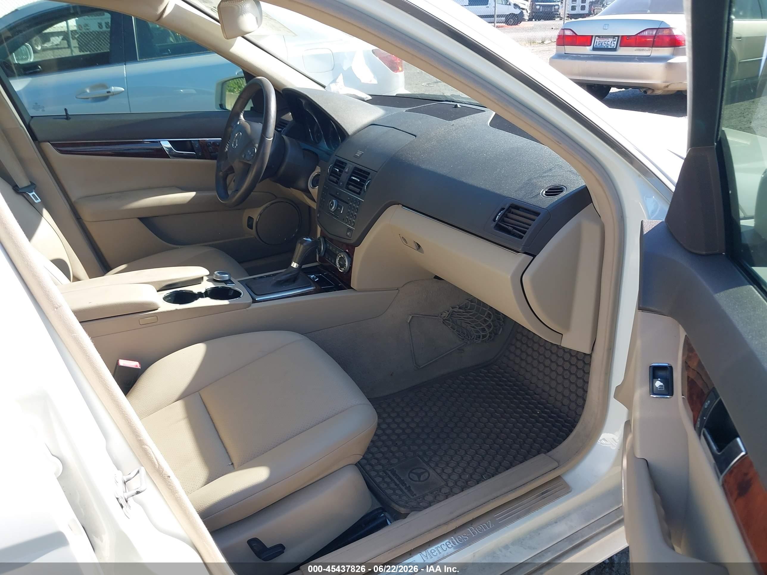 2010 Mercedes-benz C 300   White vin: WDDGF8BBXAA908399