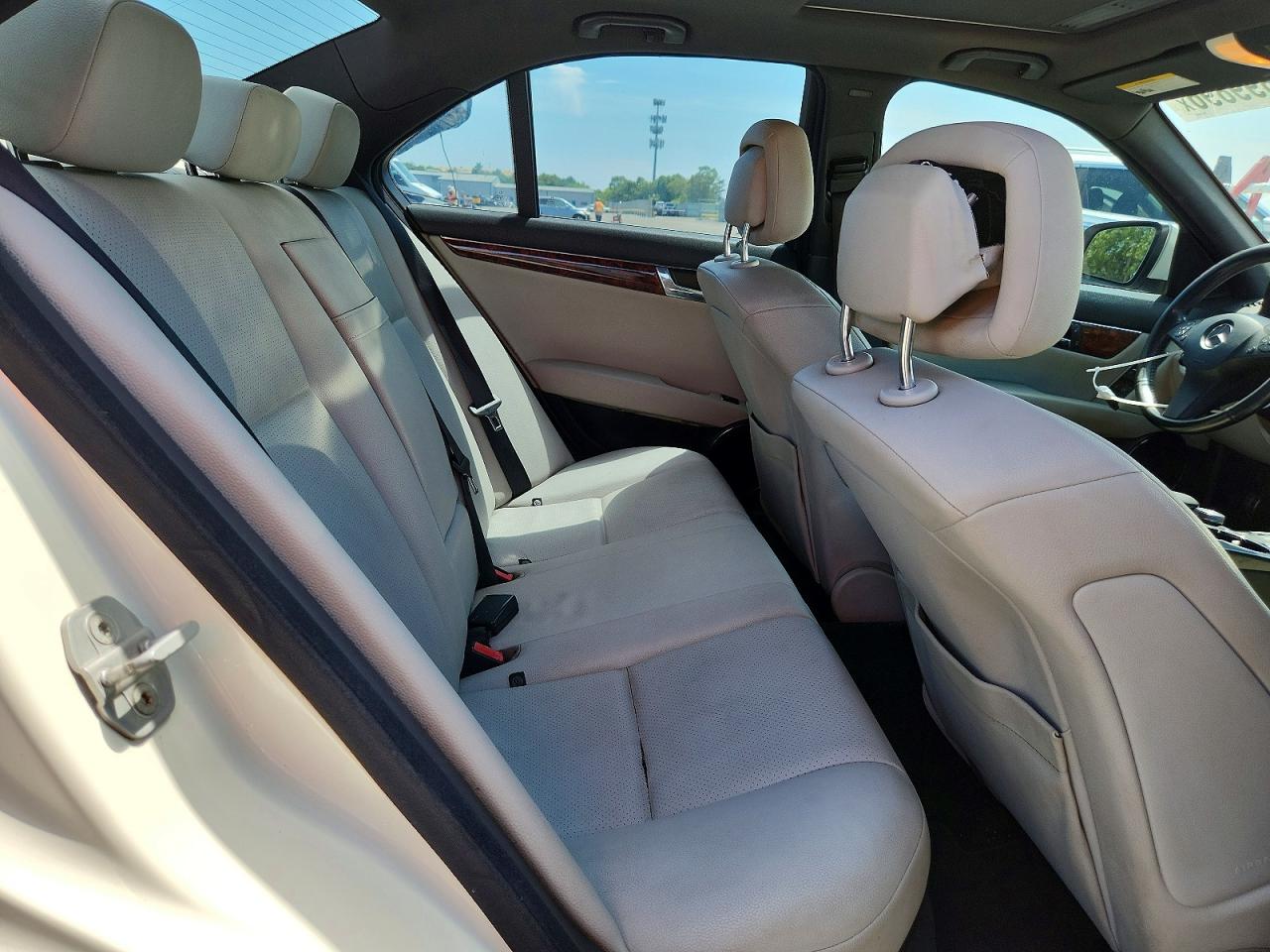2010 Mercedes-benz C 300 4matic White vin: WDDGF8BBXAF451256