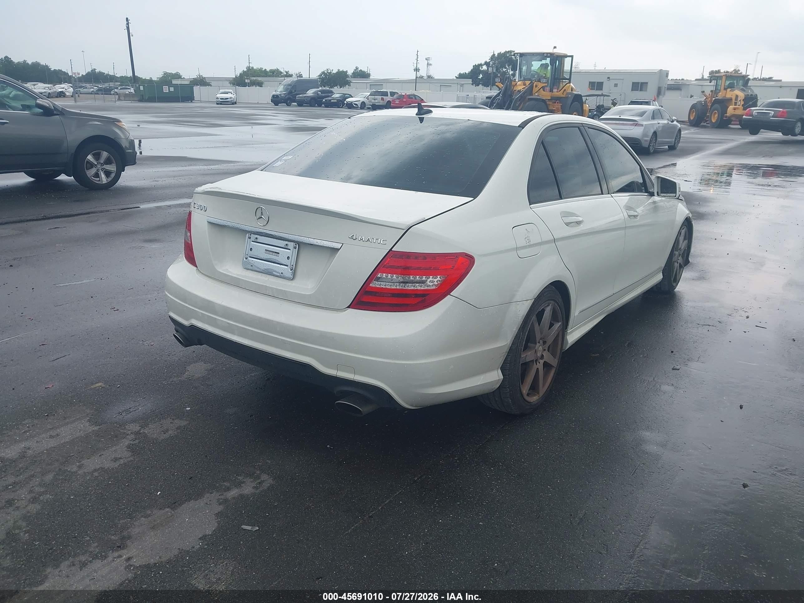 2012 Mercedes-benz C 300 Sport 4matic Белый vin: WDDGF8BBXCR201775