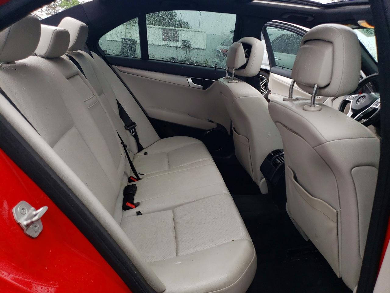 2012 Mercedes-benz C 300 4matic Red vin: WDDGF8BBXCR208581