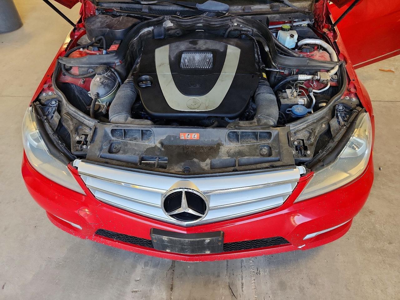 2012 Mercedes-benz C 300 4matic Red vin: WDDGF8BBXCR210072