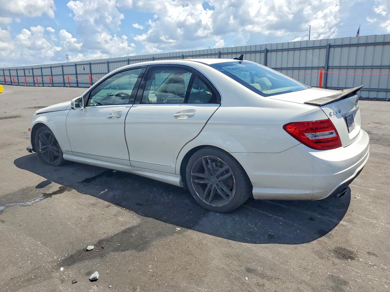 2012 Mercedes-benz C 300 4matic White vin: WDDGF8BBXCR239684