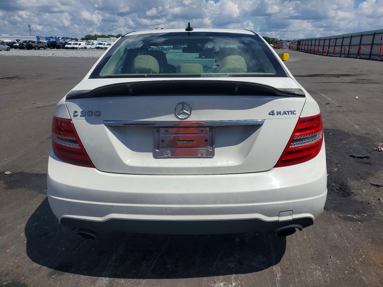 2012 Mercedes-benz C 300 4matic White vin: WDDGF8BBXCR239684