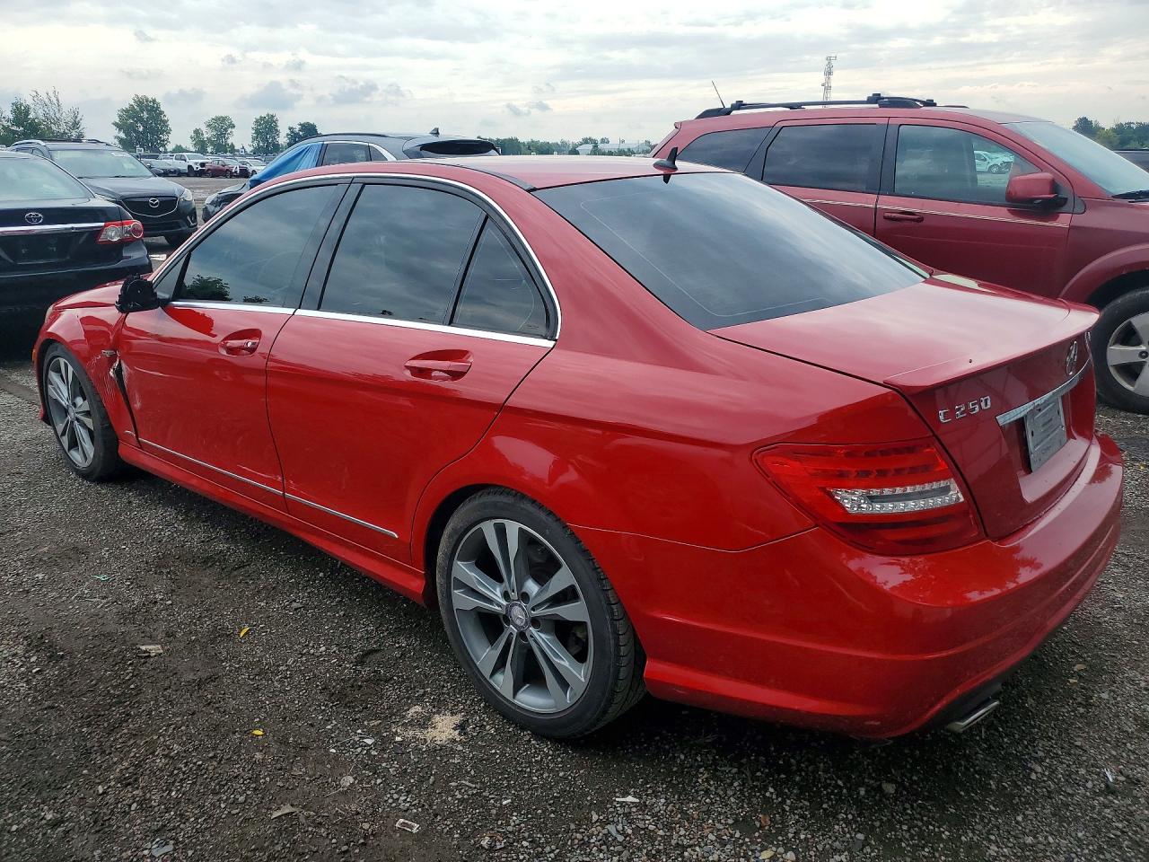 2012 Mercedes-benz C 250 4matic Красный vin: WDDGF8FB7CA688717