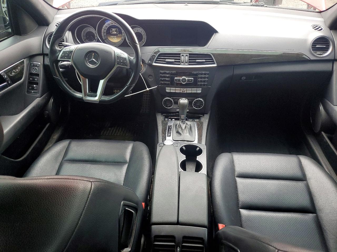 2012 Mercedes-benz C 250 4matic Красный vin: WDDGF8FB7CA688717