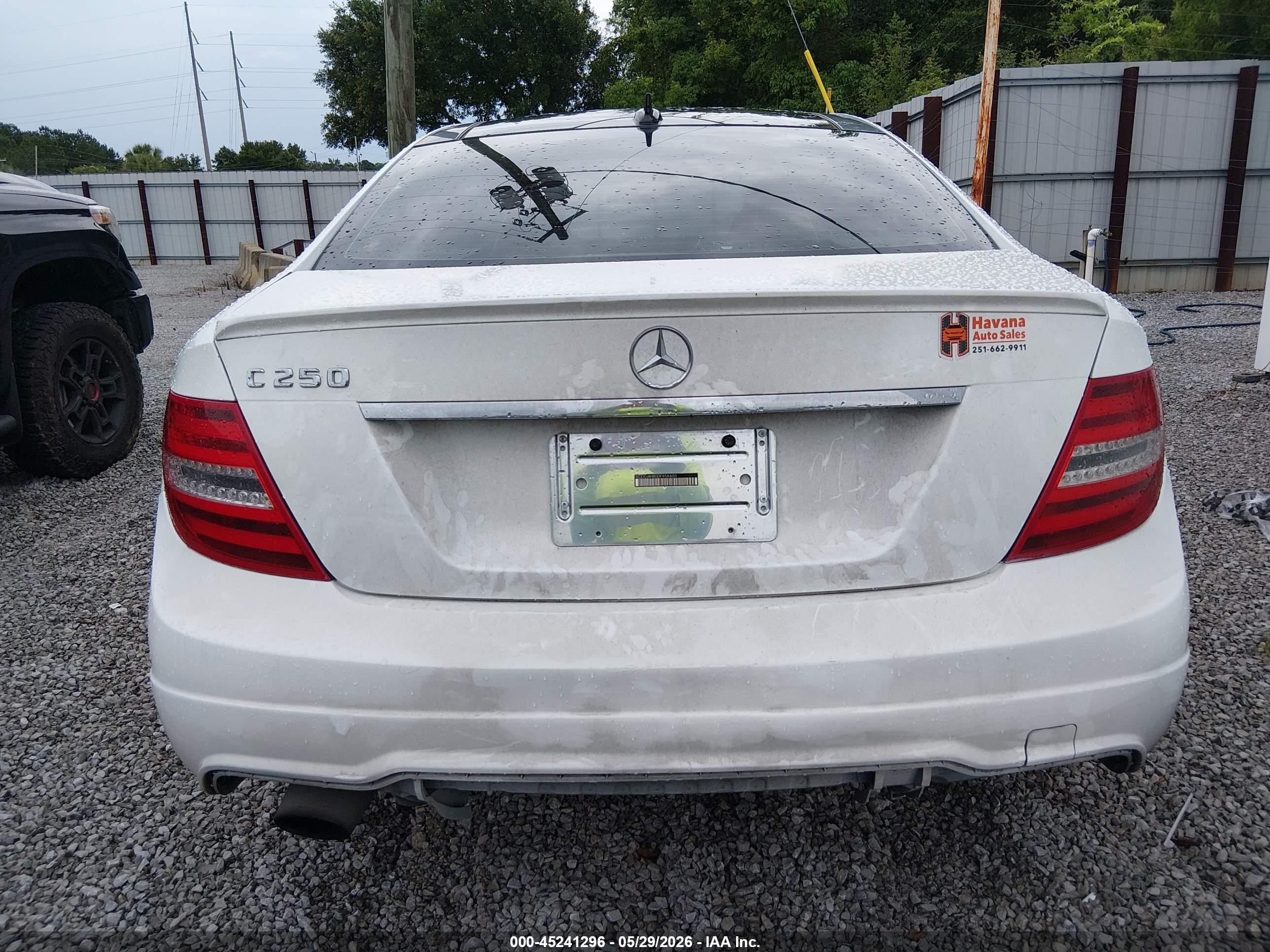 2013 Mercedes-benz C 250   Белый vin: WDDGJ4HB0DF956600