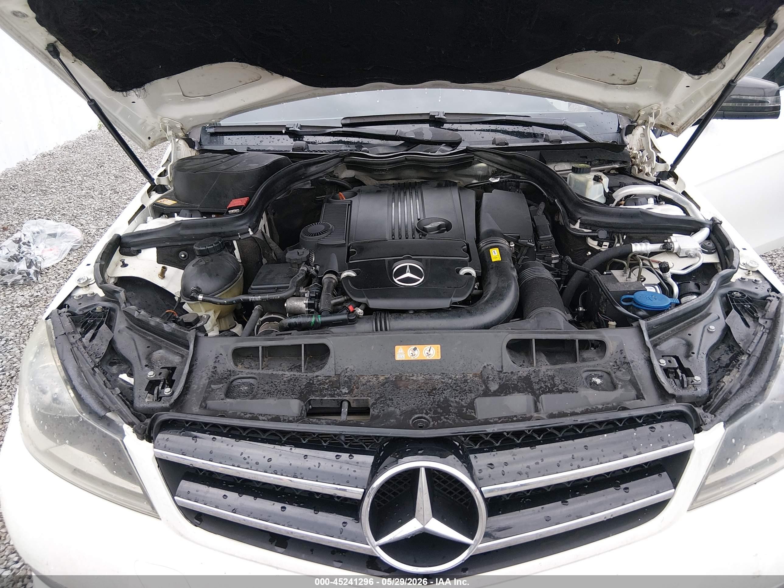 2013 Mercedes-benz C 250   Белый vin: WDDGJ4HB0DF956600