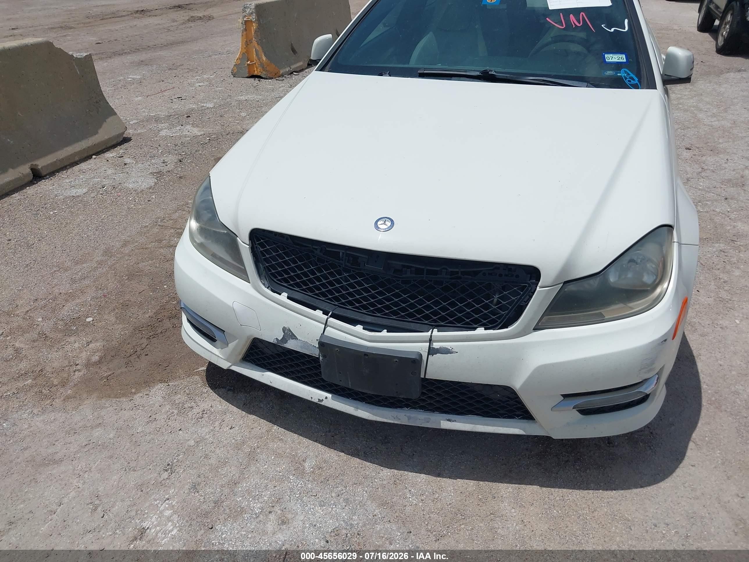 2012 Mercedes-benz C 250   Белый vin: WDDGJ4HB1CF752757
