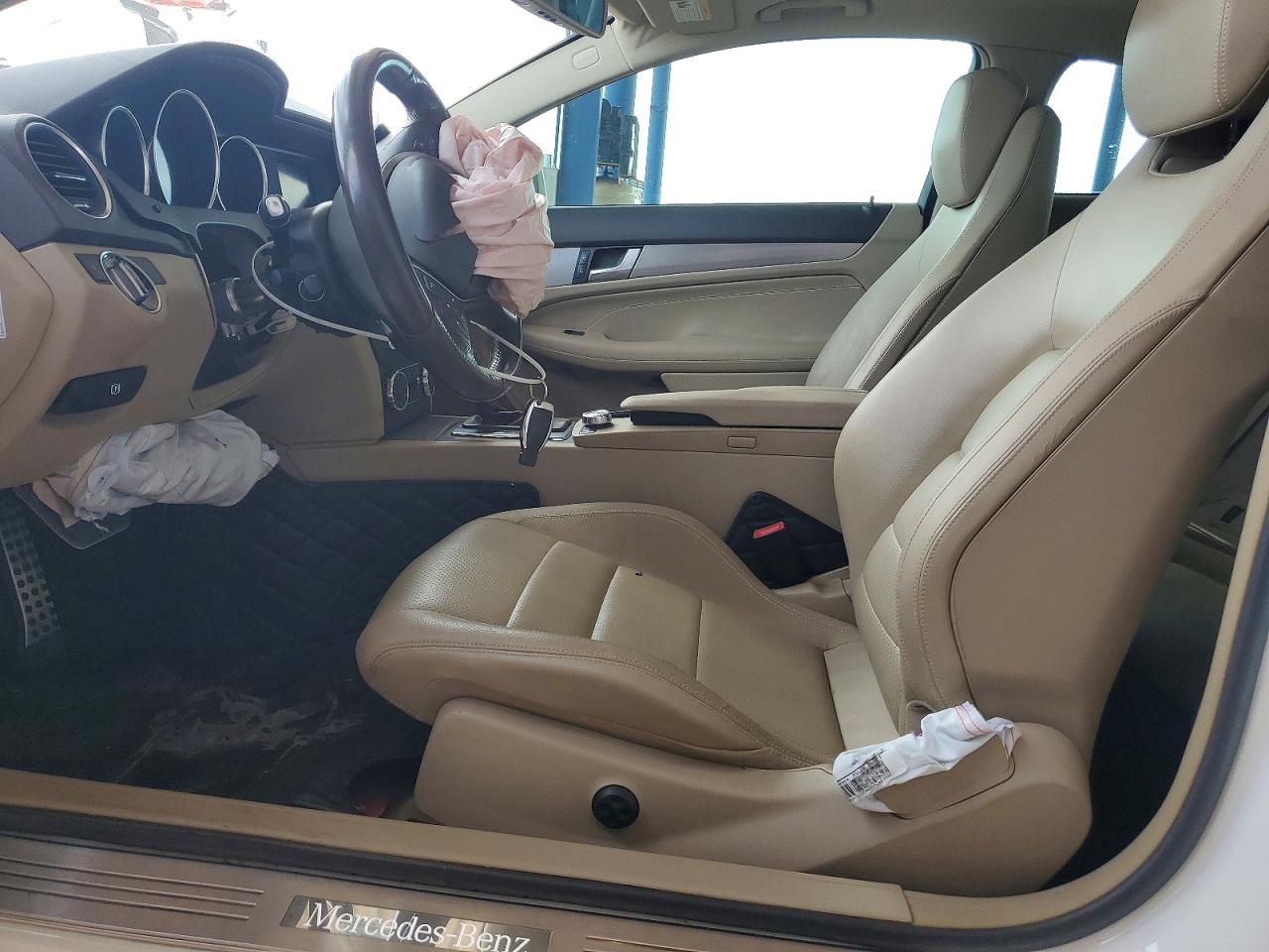 2013 Mercedes-benz C 250 White vin: WDDGJ4HB1DG036839