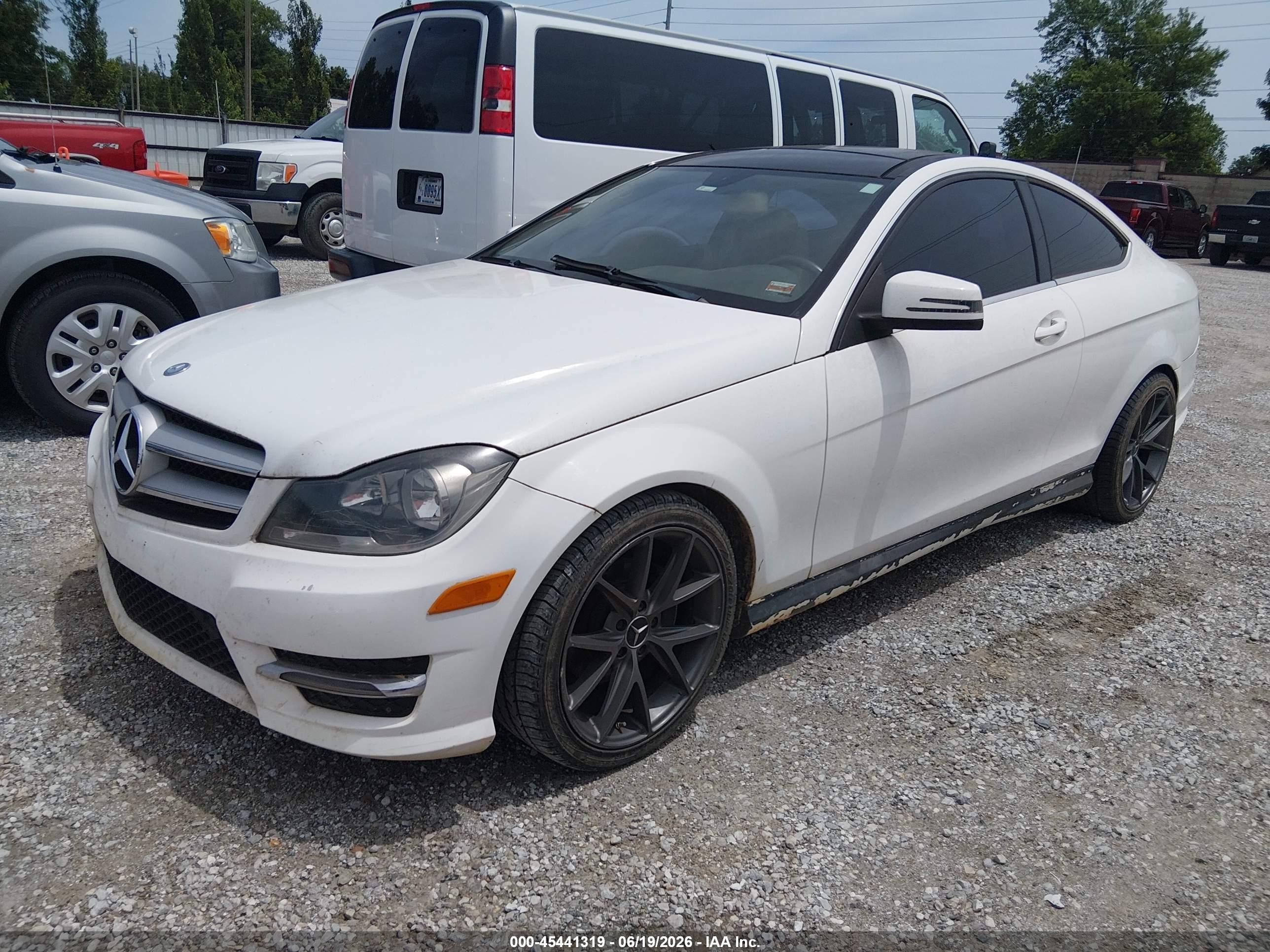 2013 Mercedes-benz C 250   White vin: WDDGJ4HB1DG056413