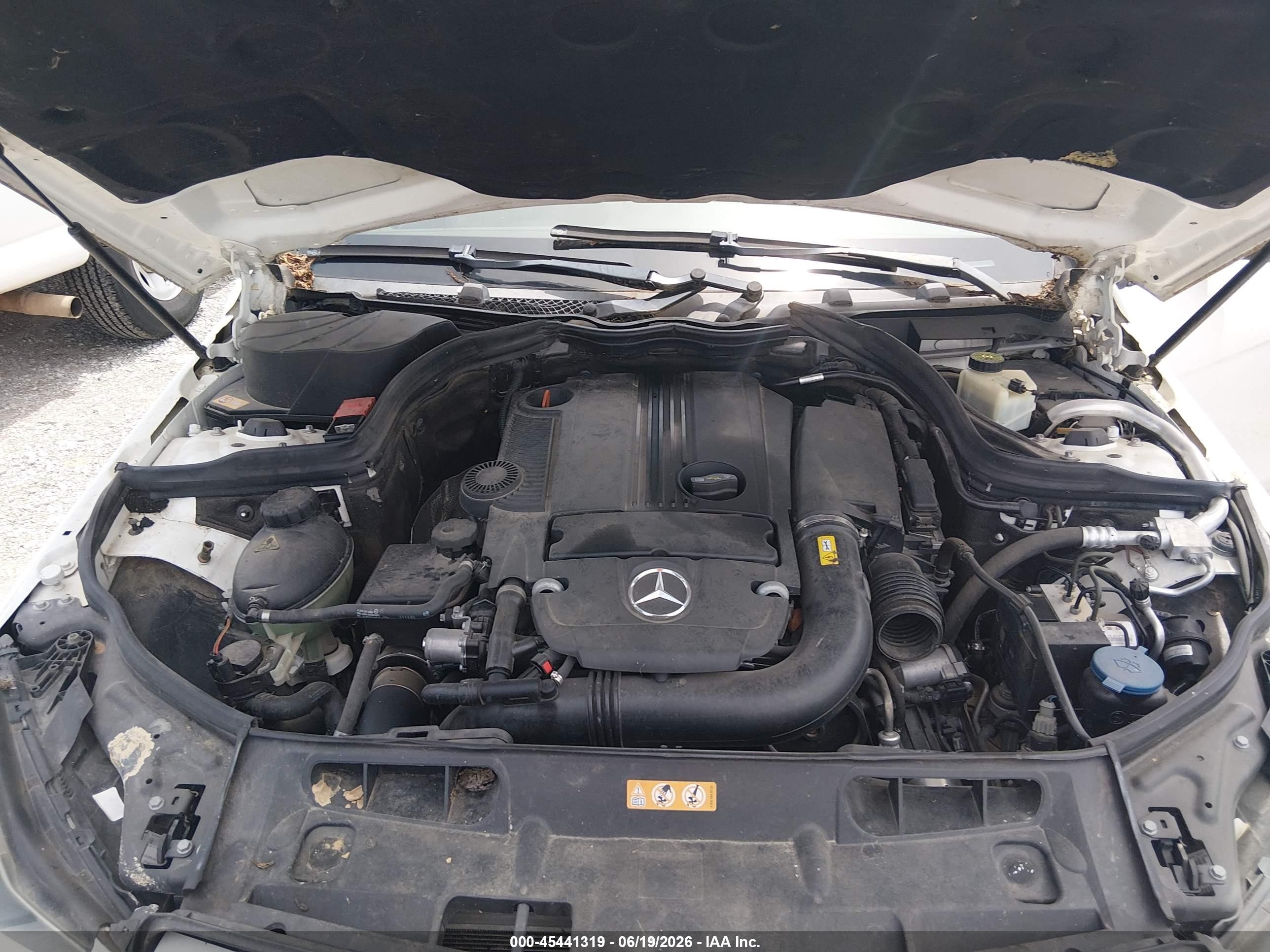 2013 Mercedes-benz C 250   White vin: WDDGJ4HB1DG056413