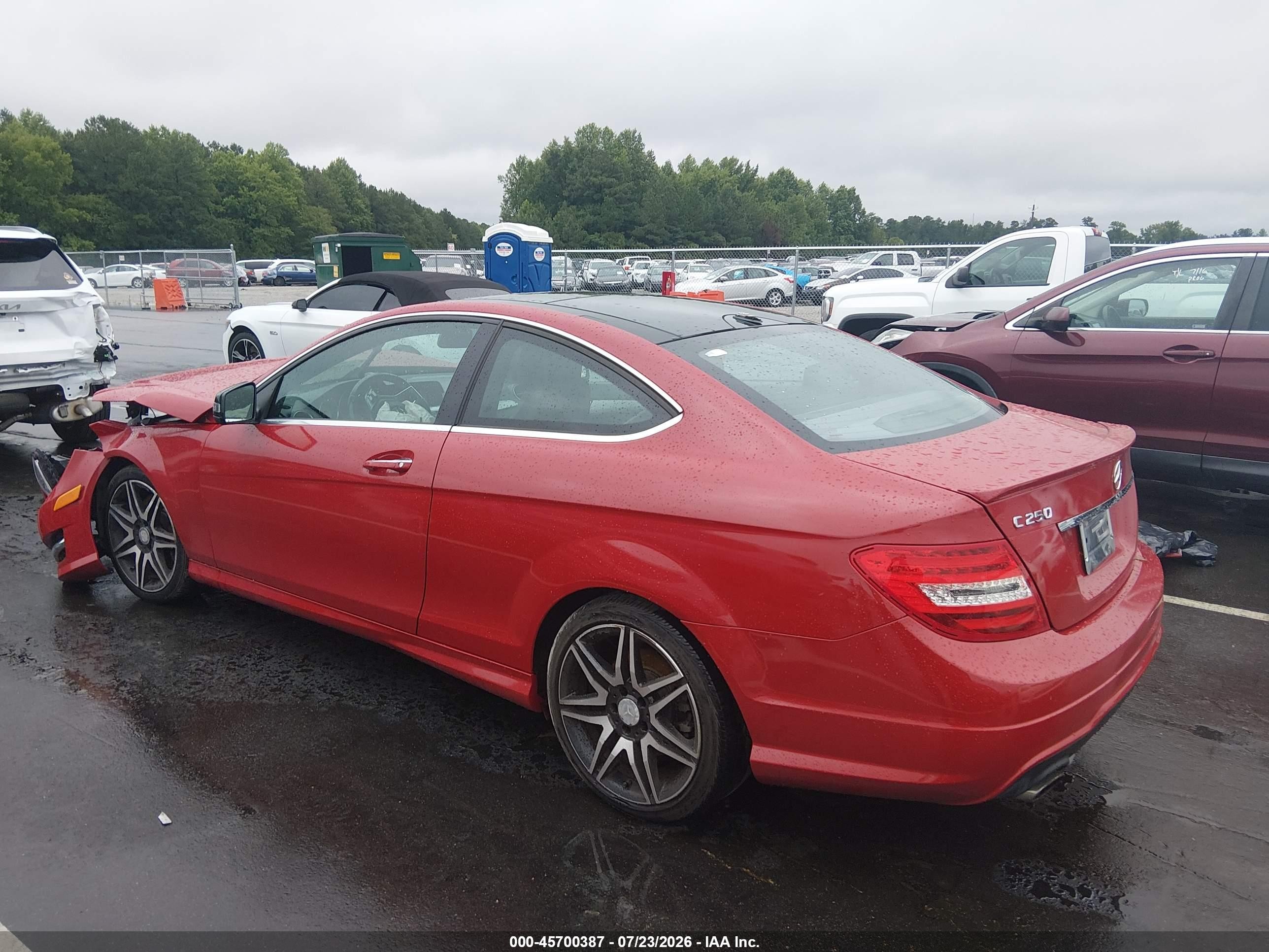 2013 Mercedes-benz C 250   Red vin: WDDGJ4HB1DG076189