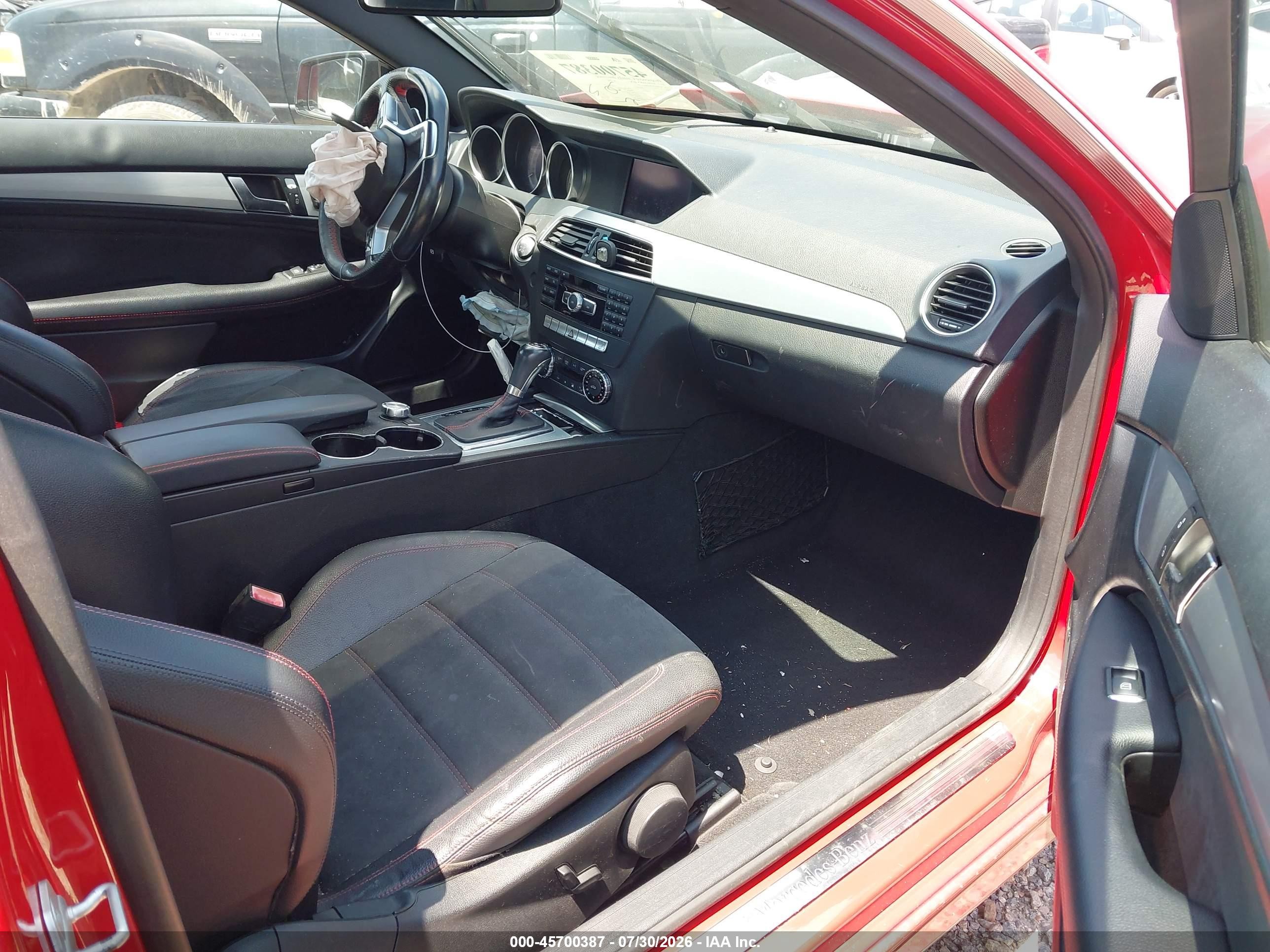 2013 Mercedes-benz C 250   Red vin: WDDGJ4HB1DG076189