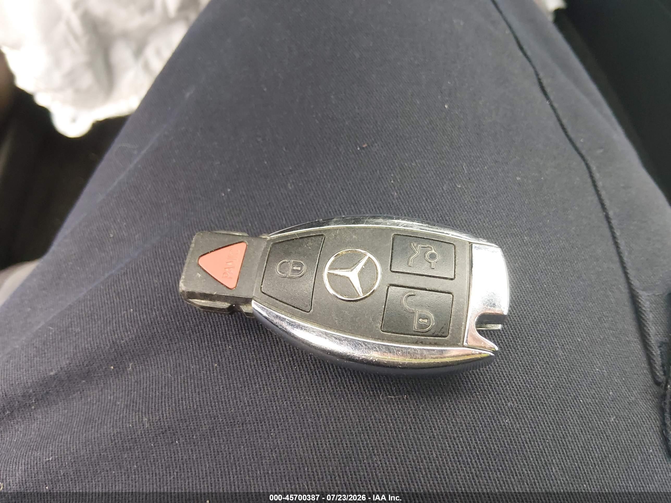 2013 Mercedes-benz C 250   Red vin: WDDGJ4HB1DG076189