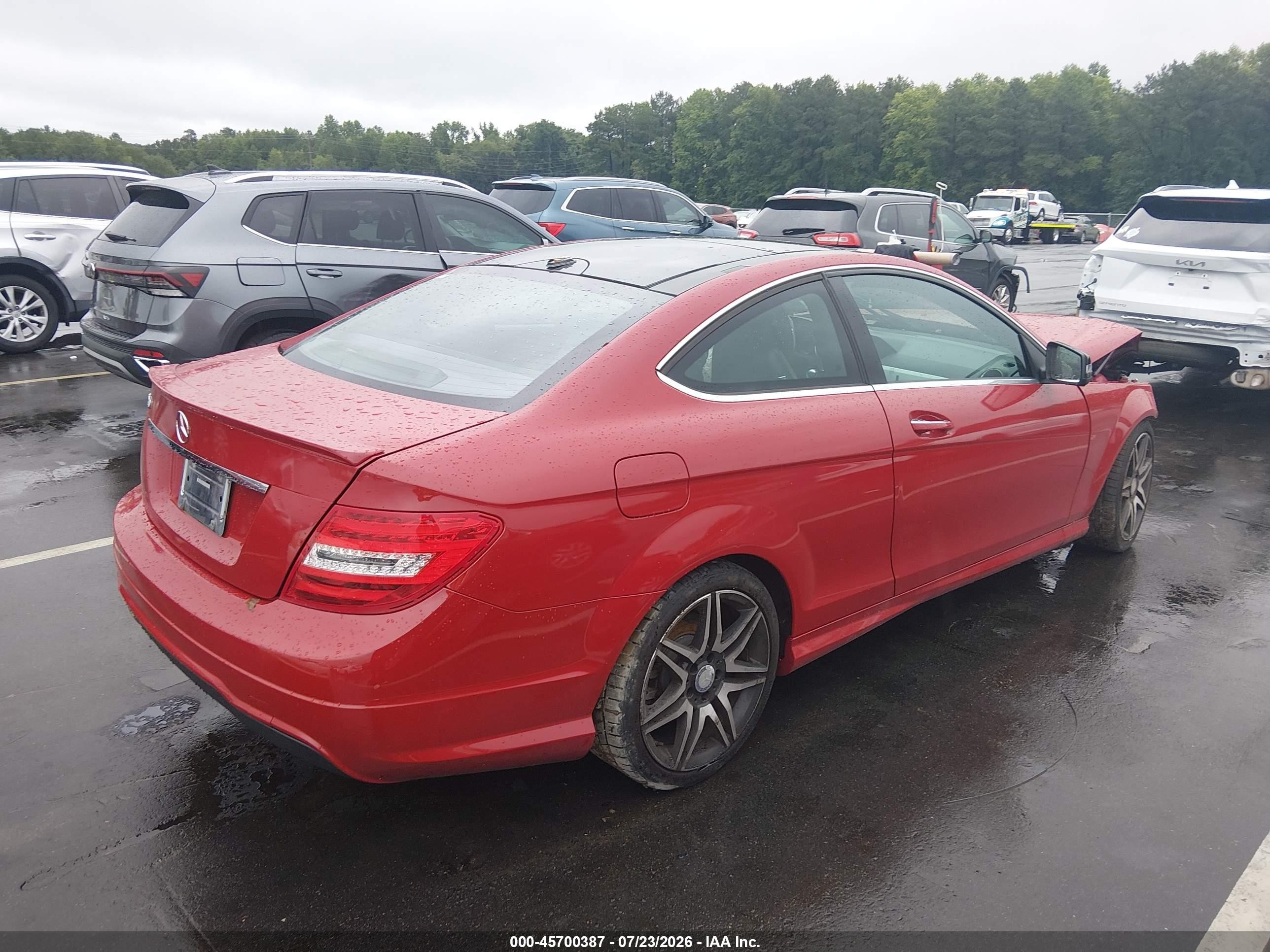 2013 Mercedes-benz C 250   Red vin: WDDGJ4HB1DG076189
