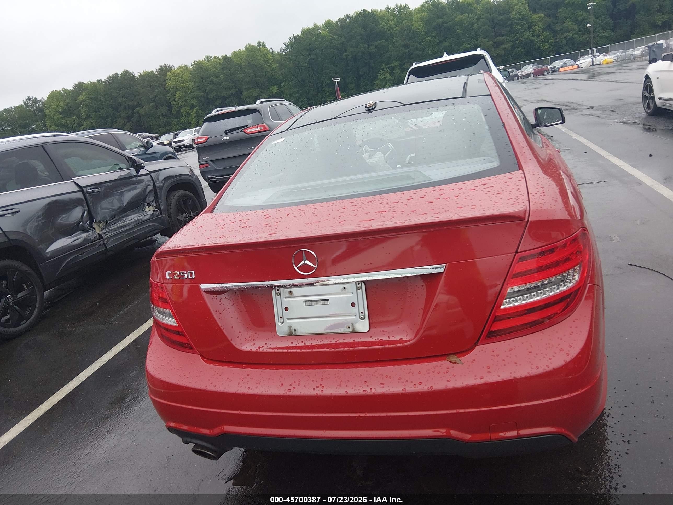 2013 Mercedes-benz C 250   Red vin: WDDGJ4HB1DG076189