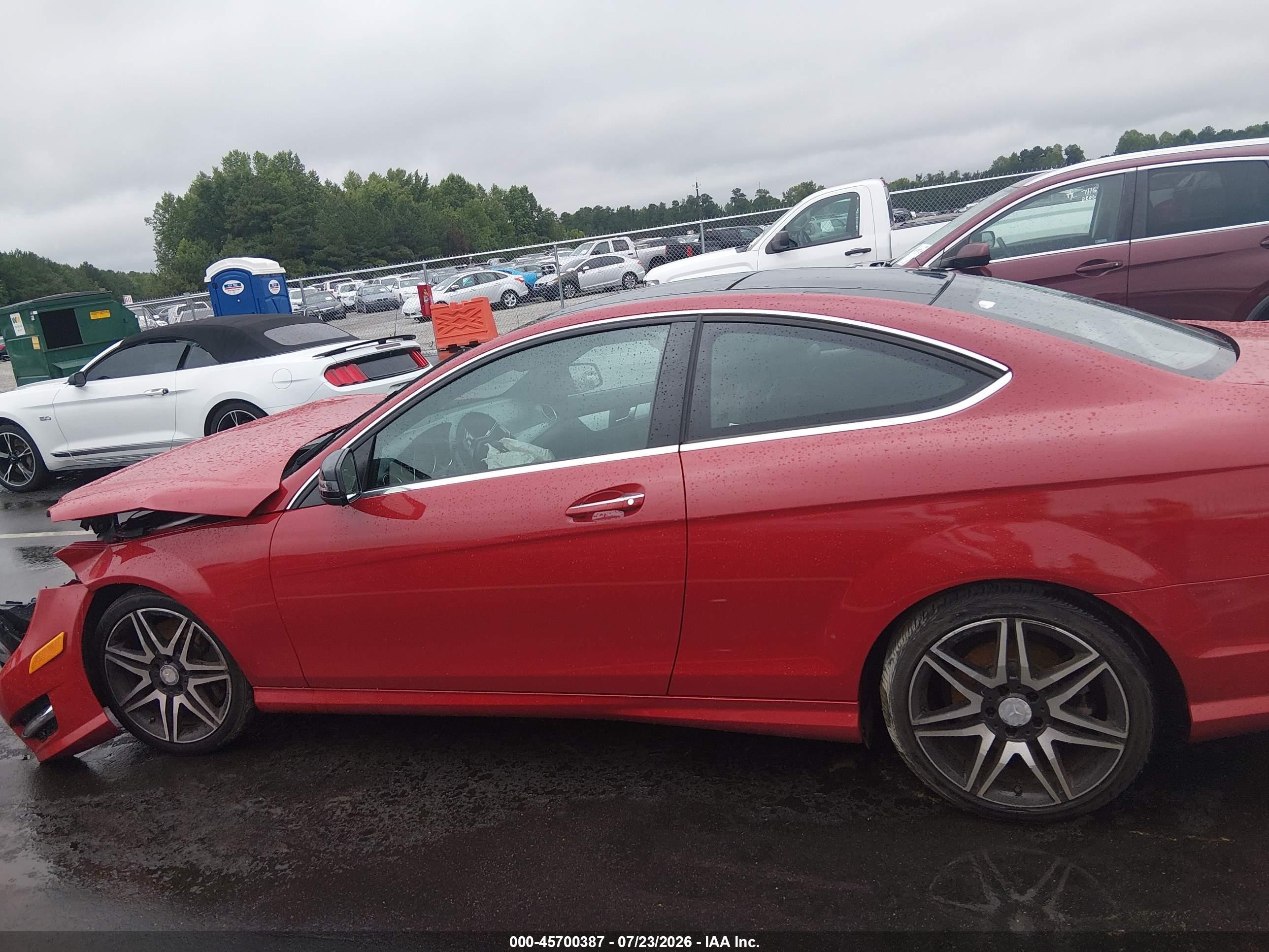 2013 Mercedes-benz C 250   Red vin: WDDGJ4HB1DG076189