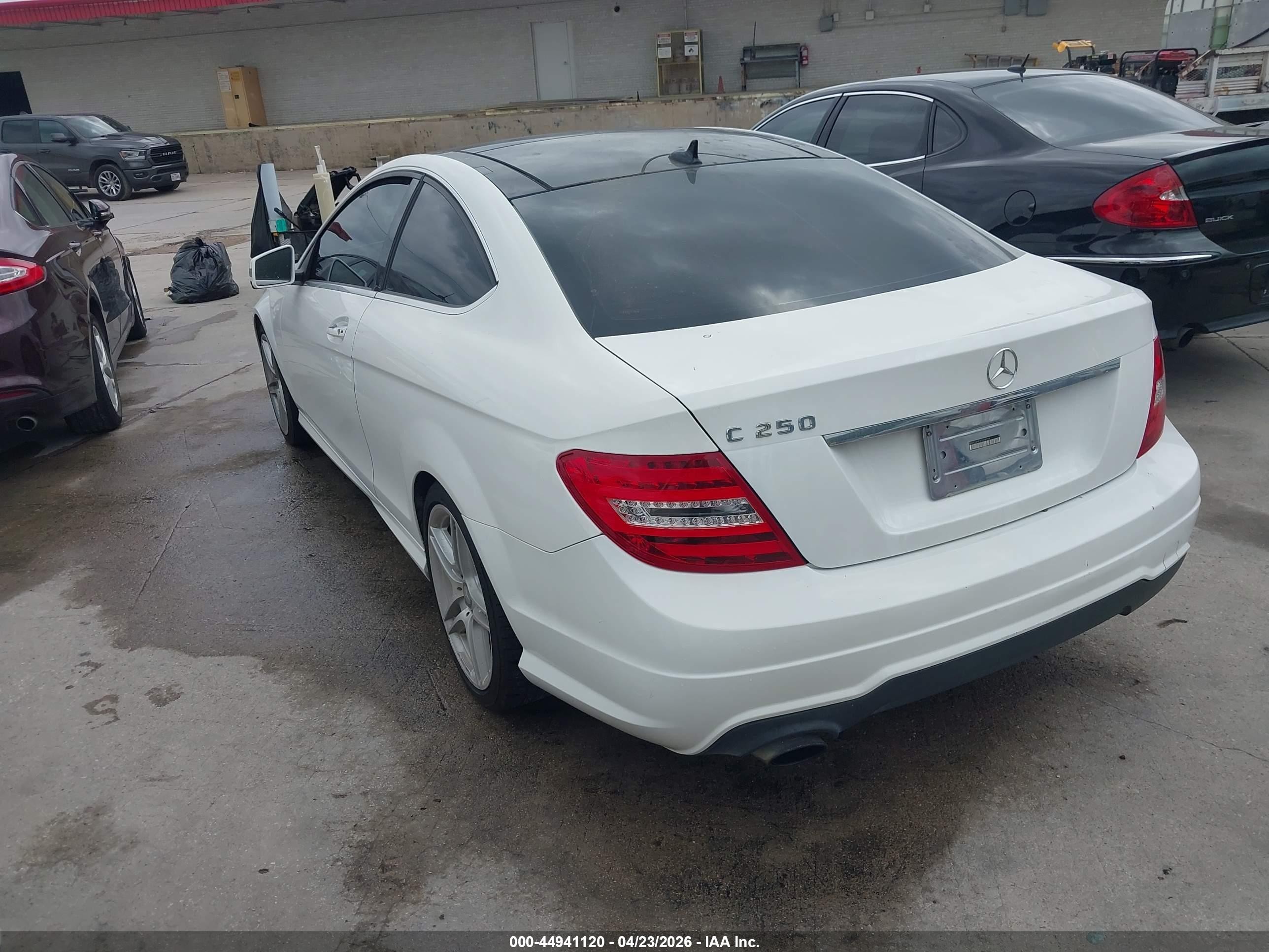 2015 Mercedes-benz C 250   White vin: WDDGJ4HB1FG398138