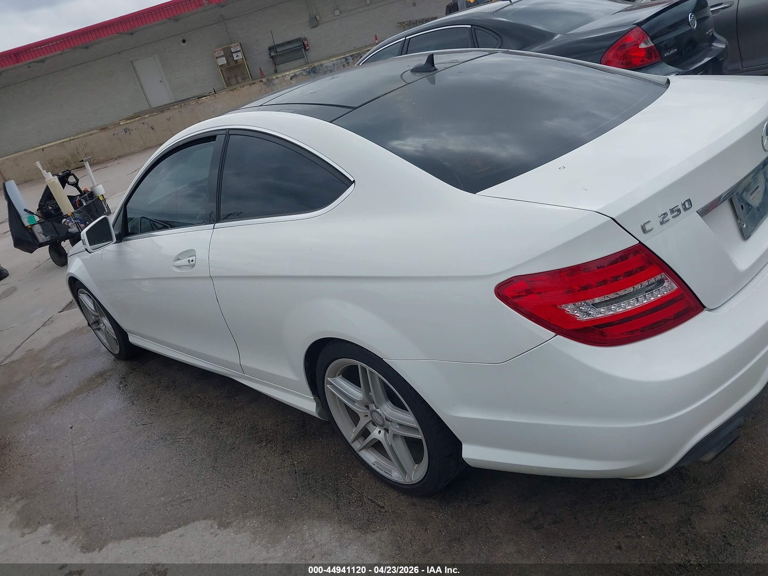 2015 Mercedes-benz C 250   White vin: WDDGJ4HB1FG398138