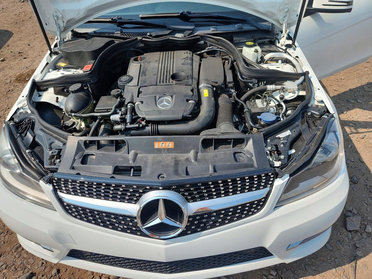 2013 Mercedes-benz C 250 White vin: WDDGJ4HB2DF960874