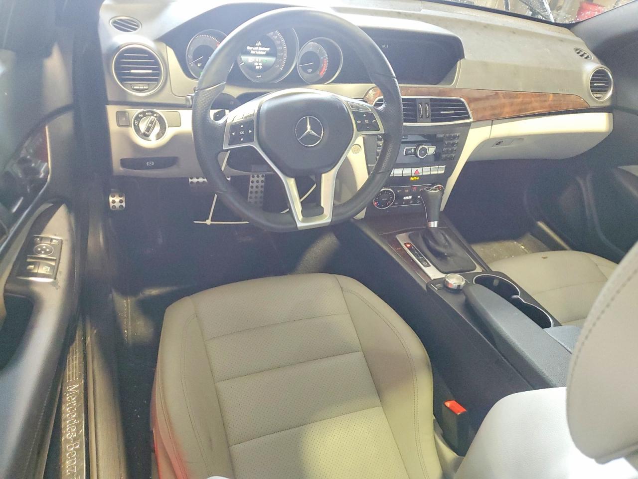 2014 Mercedes-benz C 250 Черный vin: WDDGJ4HB2EG281280
