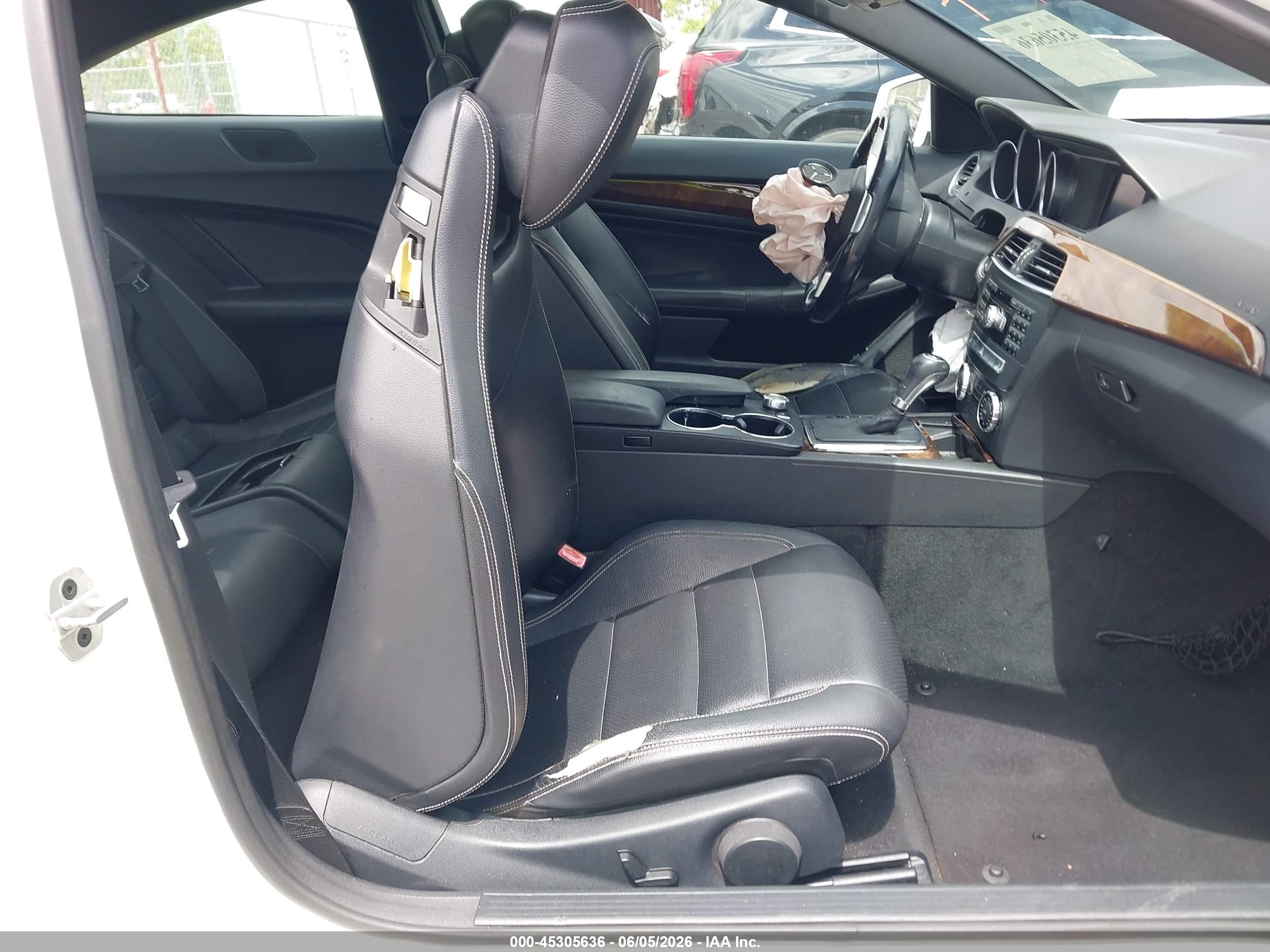 2015 Mercedes-benz C 250   Белый vin: WDDGJ4HB3FG348924