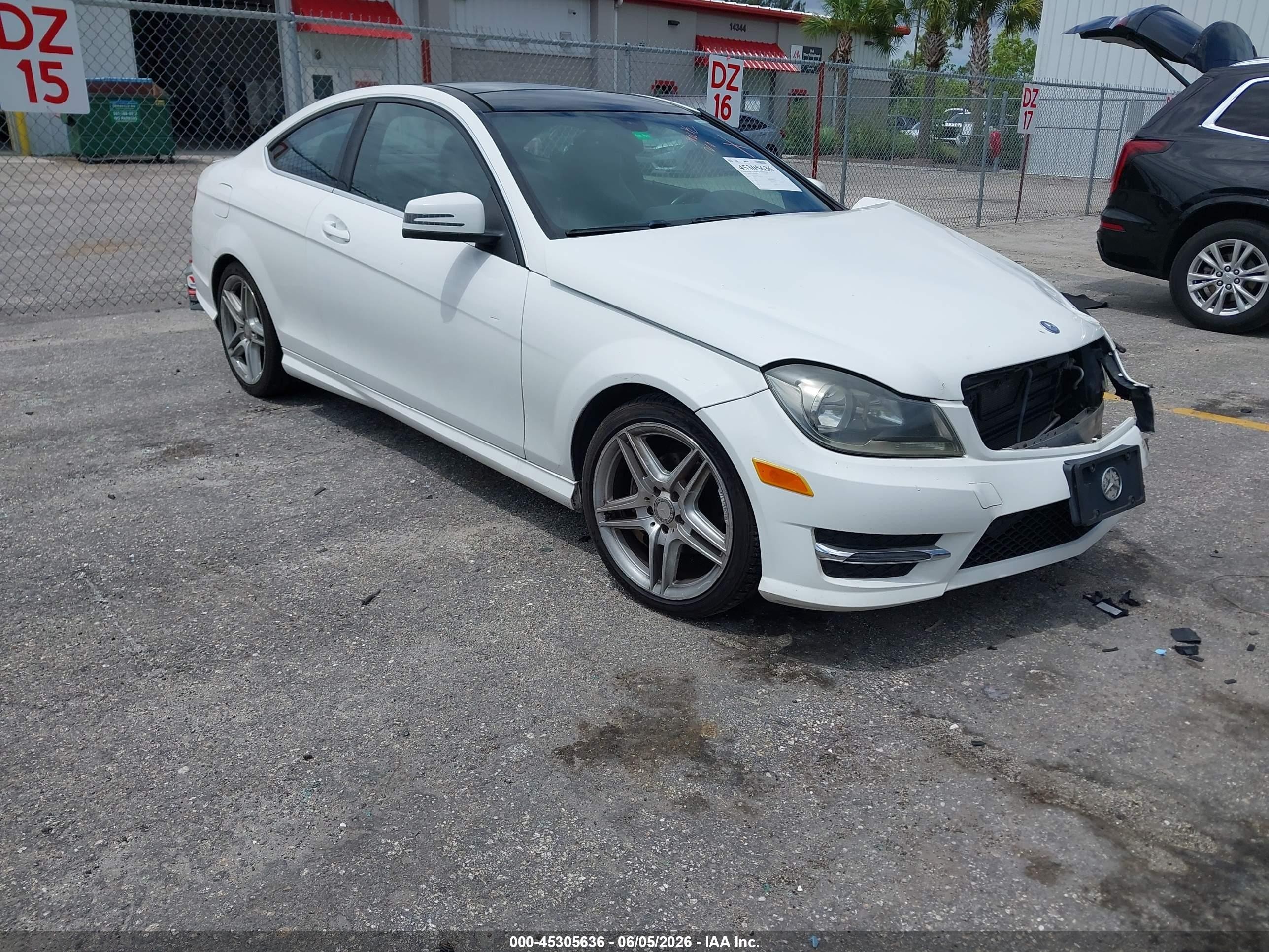 2015 Mercedes-benz C 250   Белый vin: WDDGJ4HB3FG348924