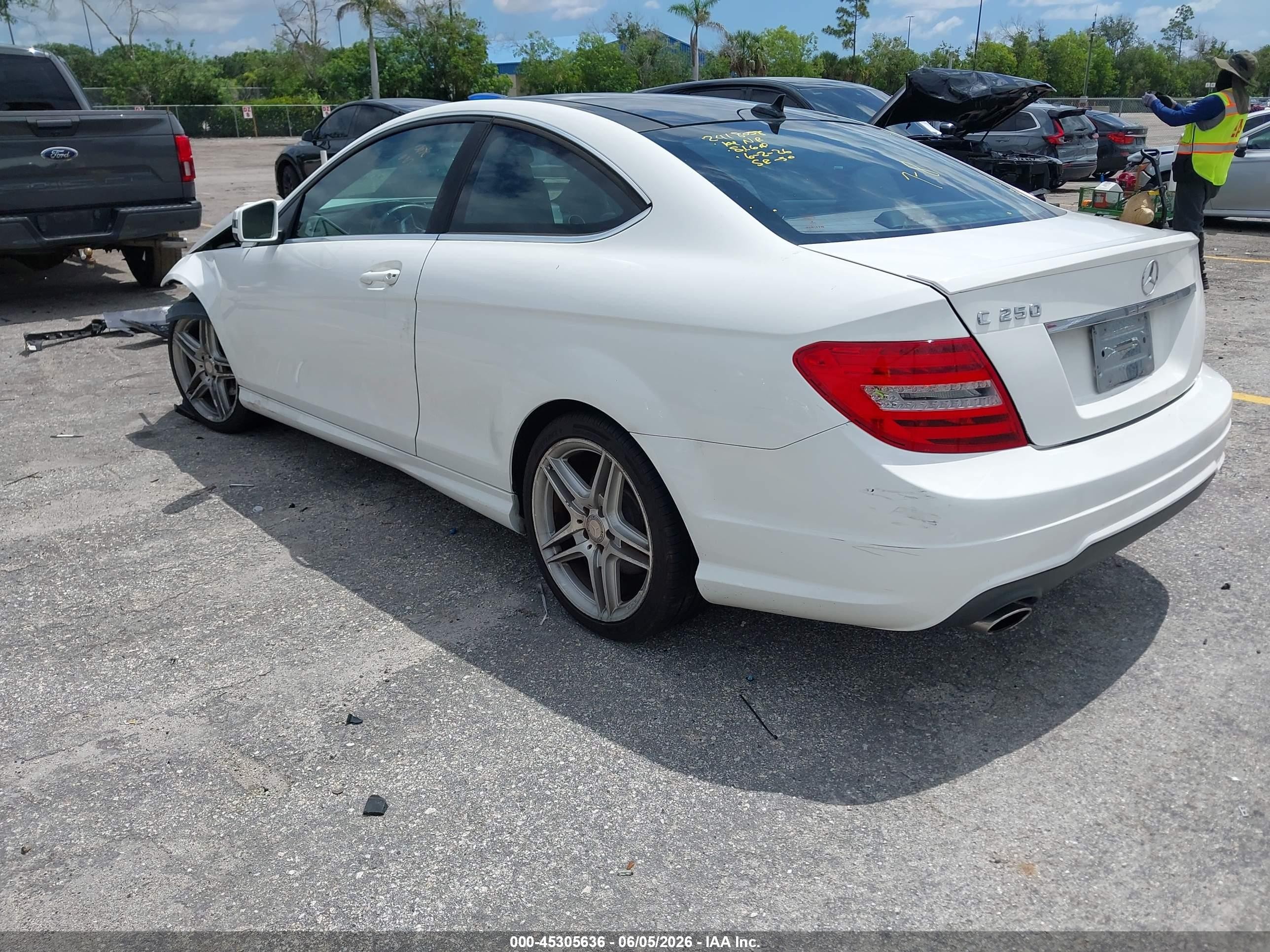 2015 Mercedes-benz C 250   Белый vin: WDDGJ4HB3FG348924