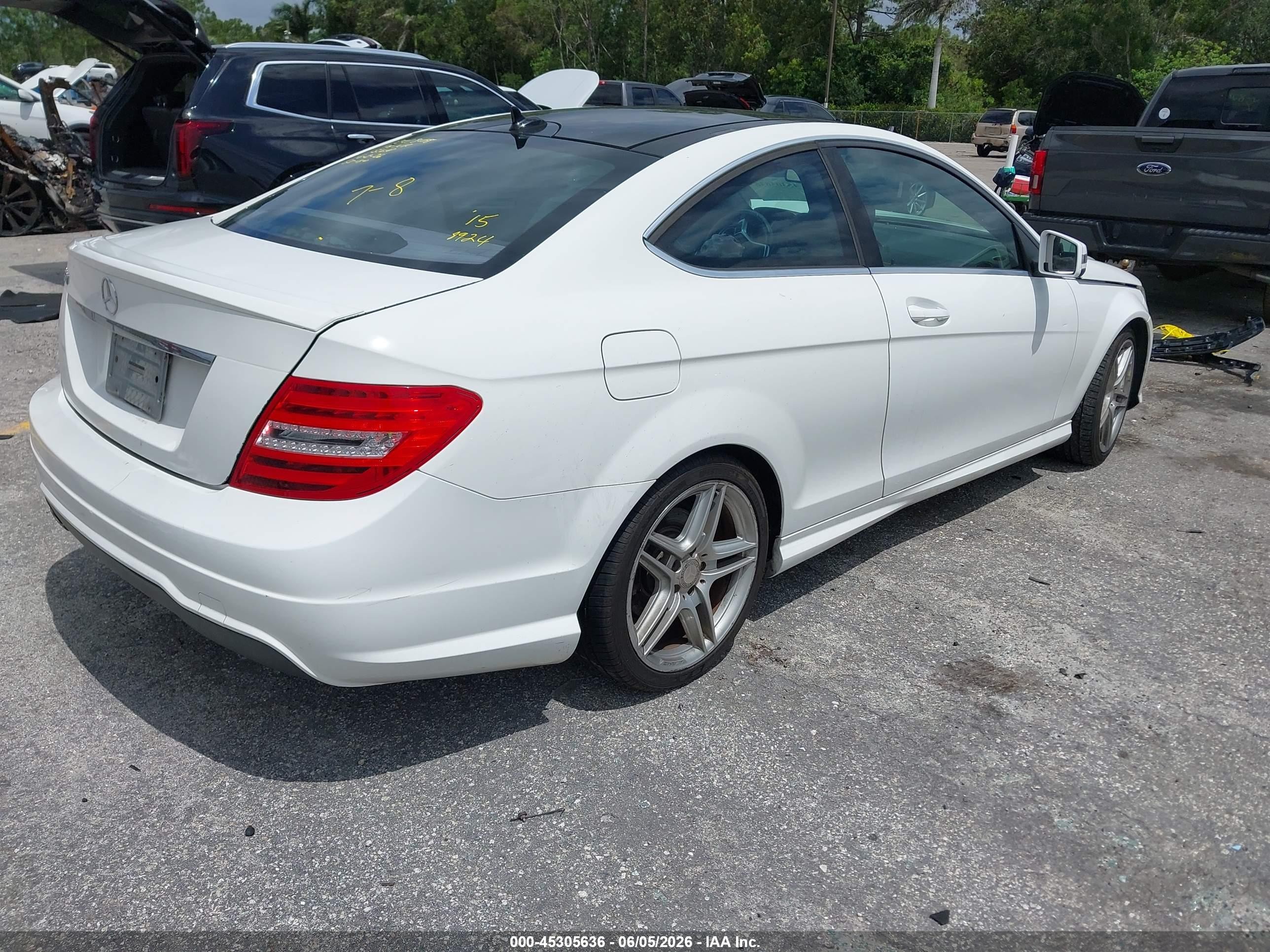 2015 Mercedes-benz C 250   Белый vin: WDDGJ4HB3FG348924
