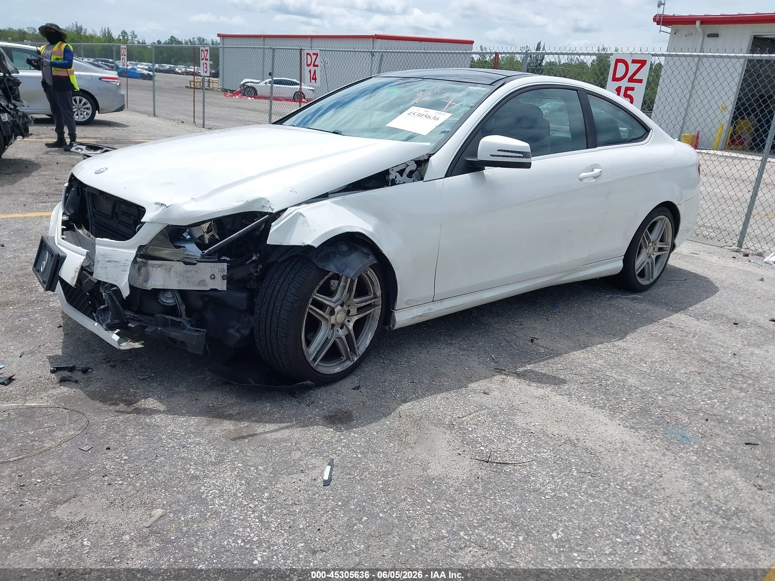 2015 Mercedes-benz C 250   Белый vin: WDDGJ4HB3FG348924