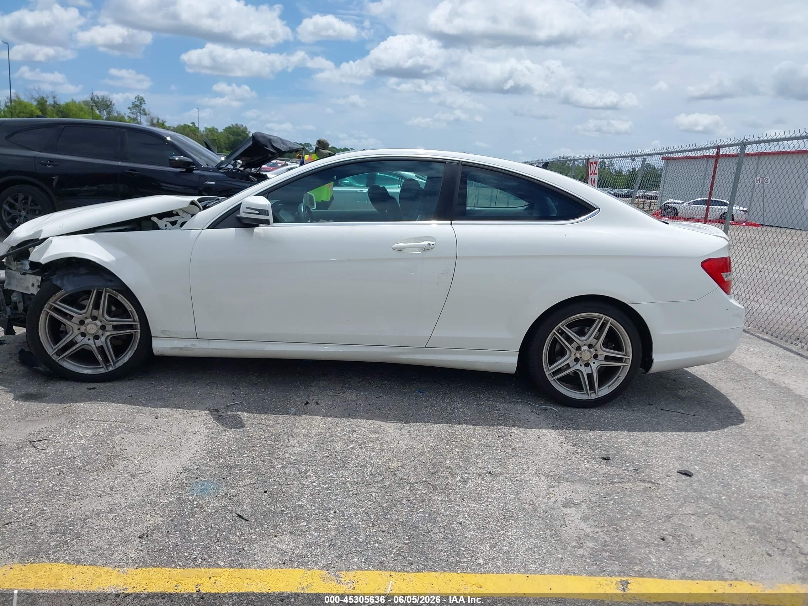 2015 Mercedes-benz C 250   Белый vin: WDDGJ4HB3FG348924