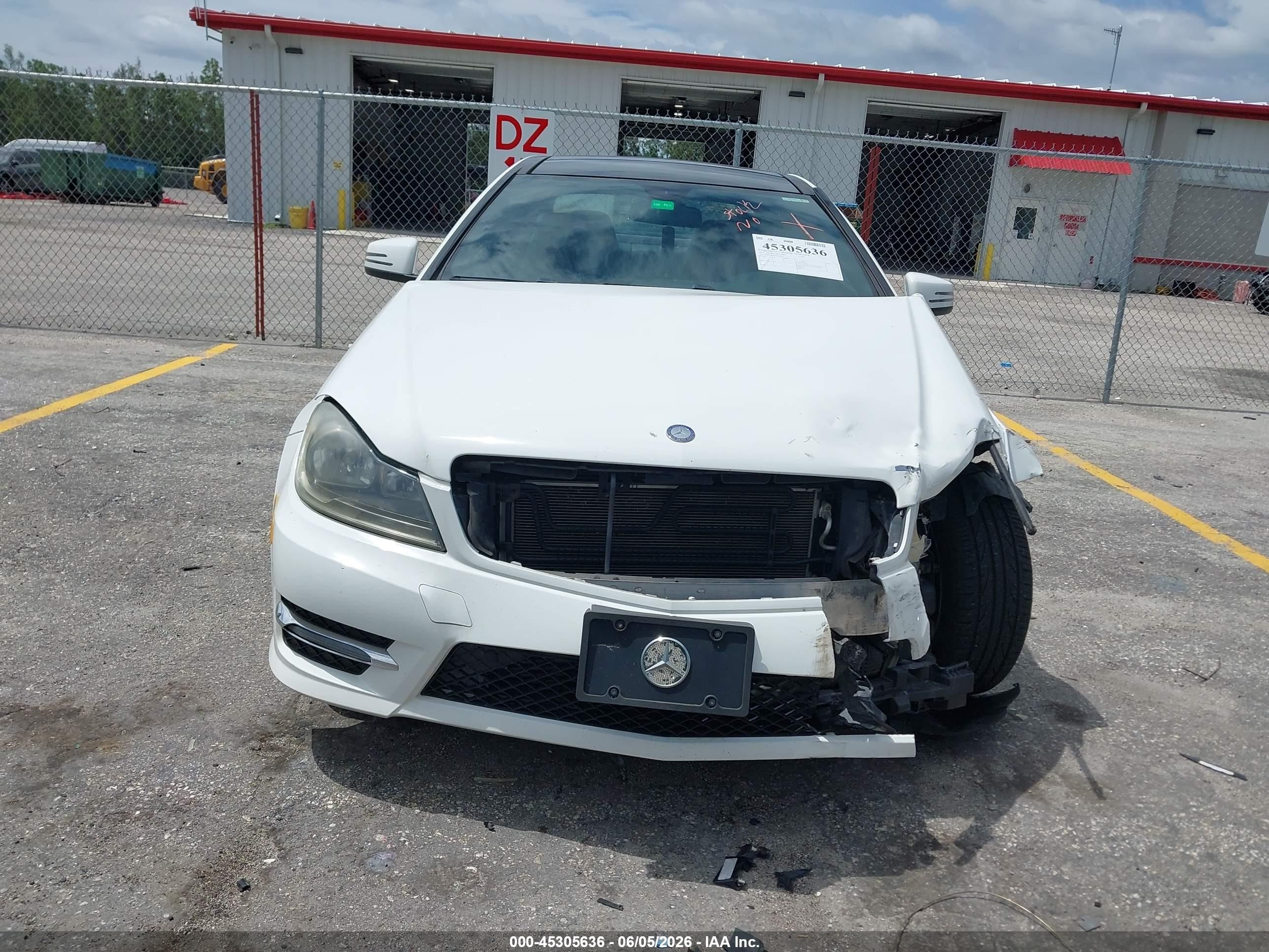 2015 Mercedes-benz C 250   Белый vin: WDDGJ4HB3FG348924
