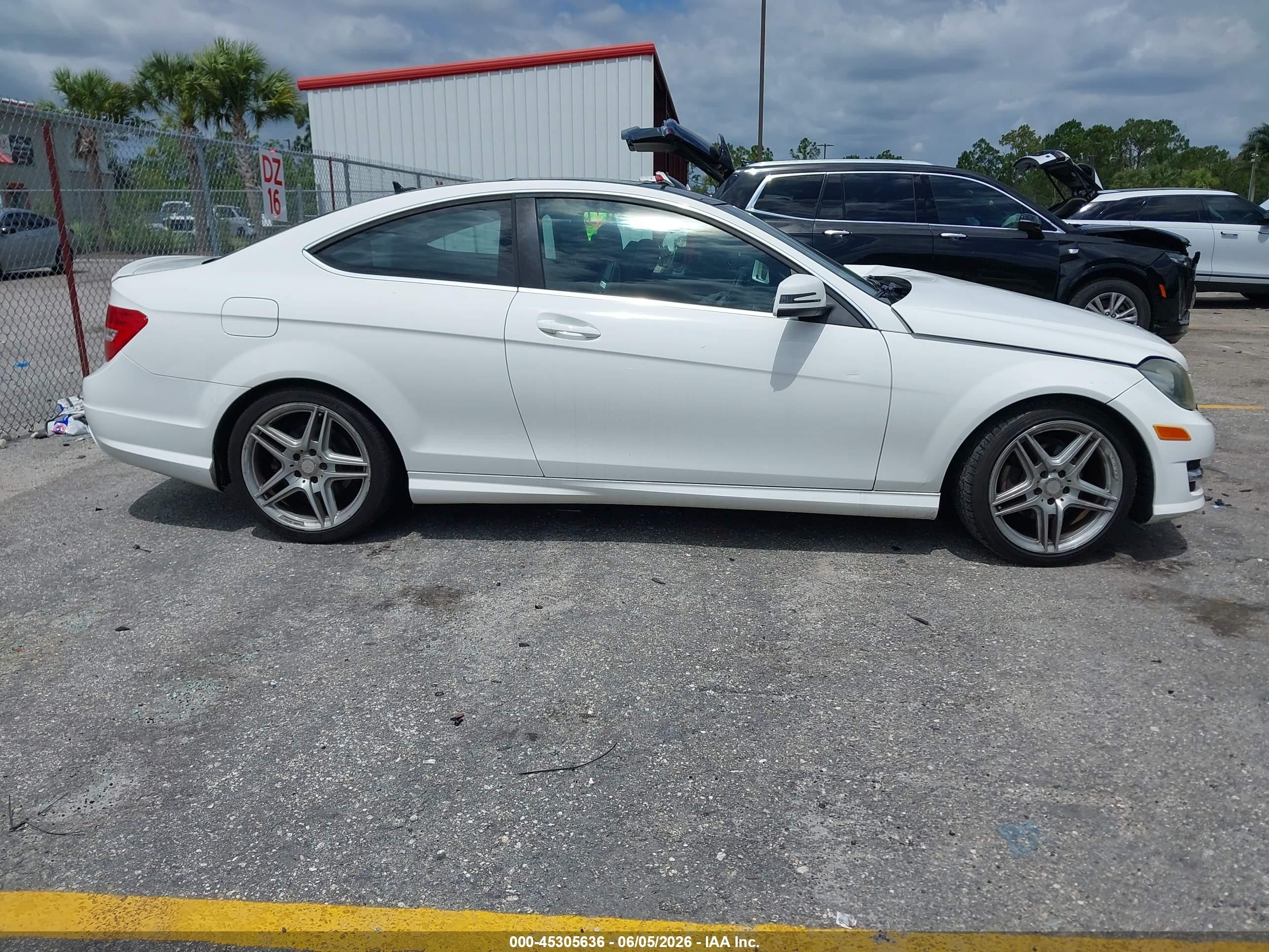 2015 Mercedes-benz C 250   Белый vin: WDDGJ4HB3FG348924