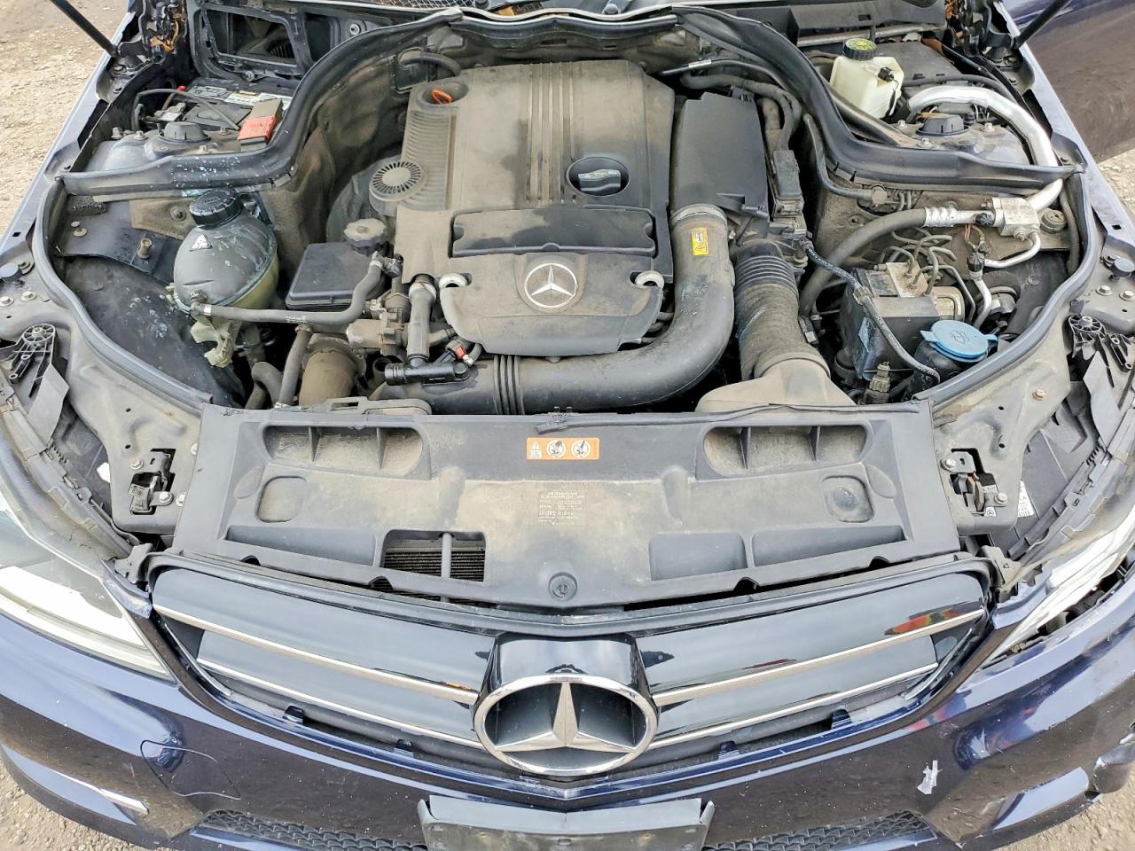 2012 Mercedes-benz C 250 Синий vin: WDDGJ4HB4CF925137