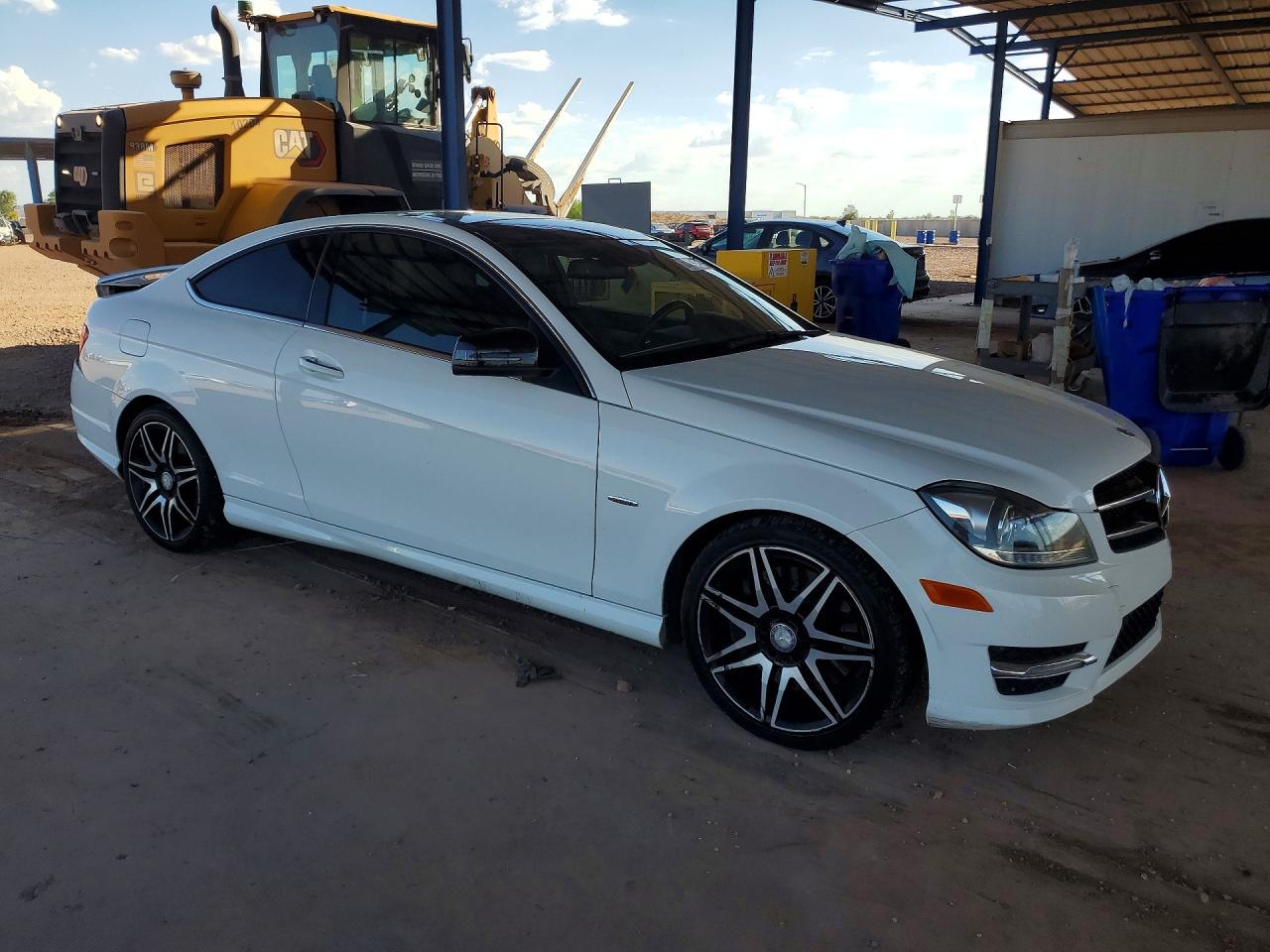 2014 Mercedes-benz C 250 Белый vin: WDDGJ4HB4EG205818