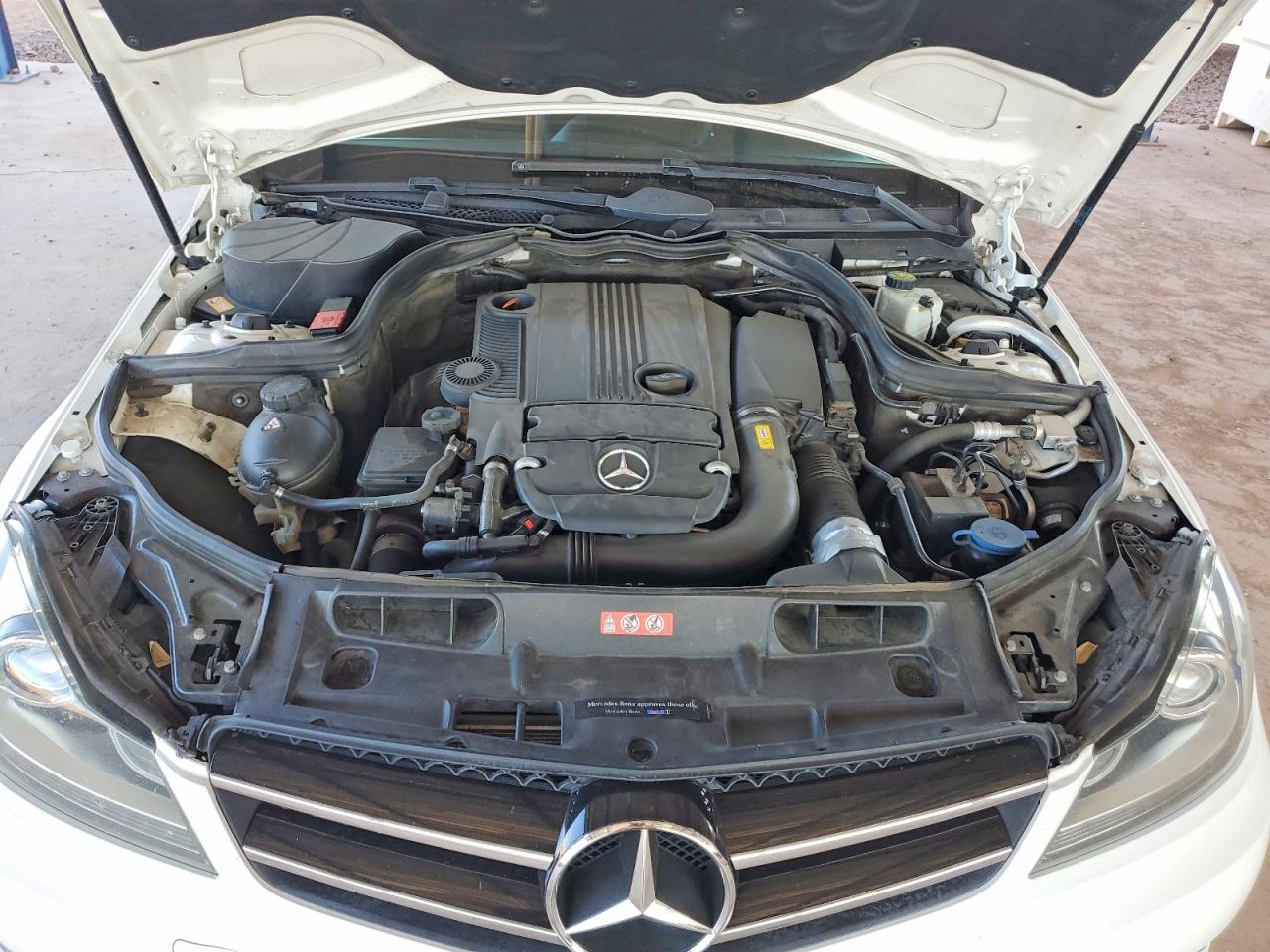 2014 Mercedes-benz C 250 Белый vin: WDDGJ4HB4EG205818