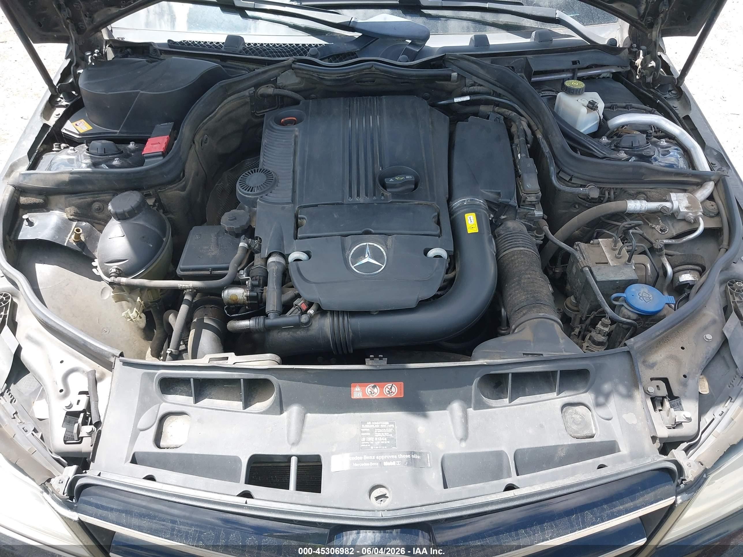 2014 Mercedes-benz C 250   Черный vin: WDDGJ4HB4EG273228