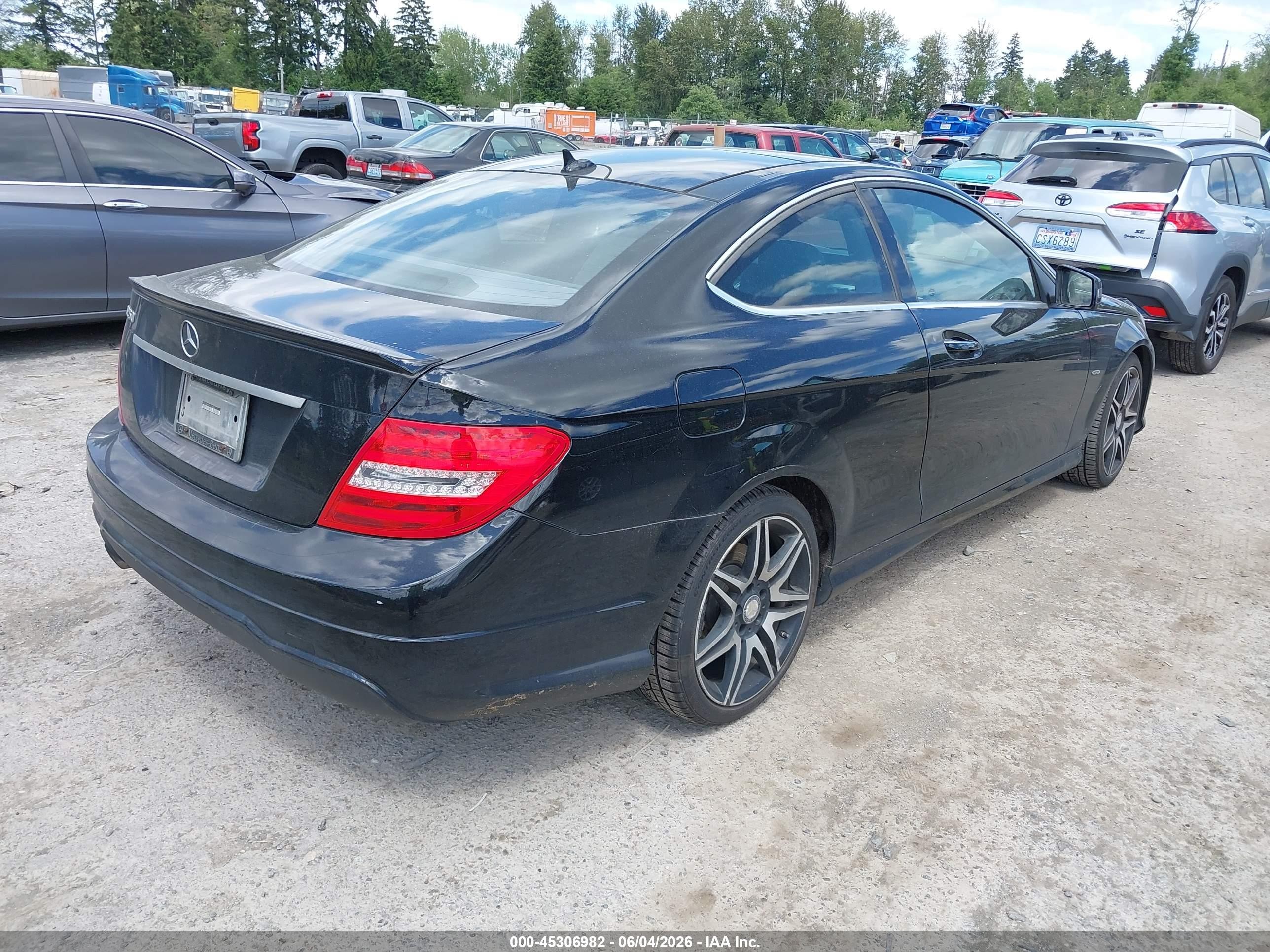 2014 Mercedes-benz C 250   Черный vin: WDDGJ4HB4EG273228