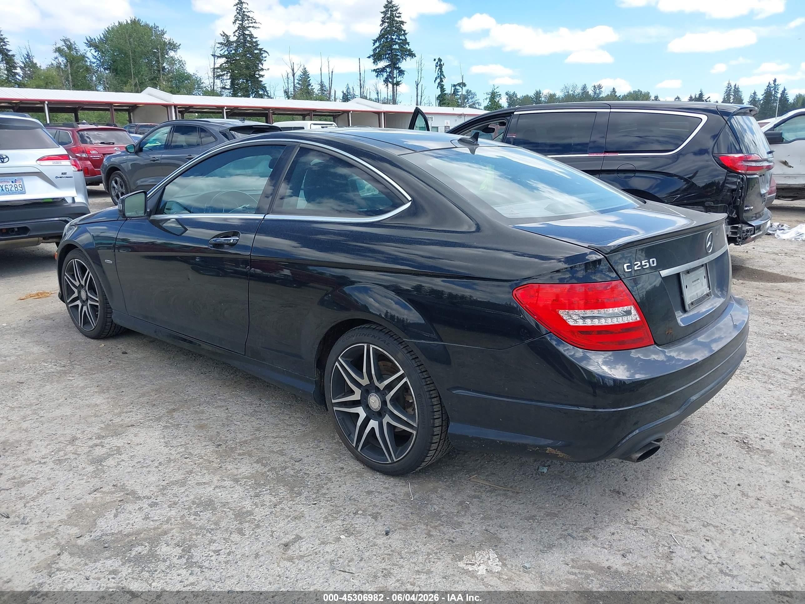 2014 Mercedes-benz C 250   Черный vin: WDDGJ4HB4EG273228