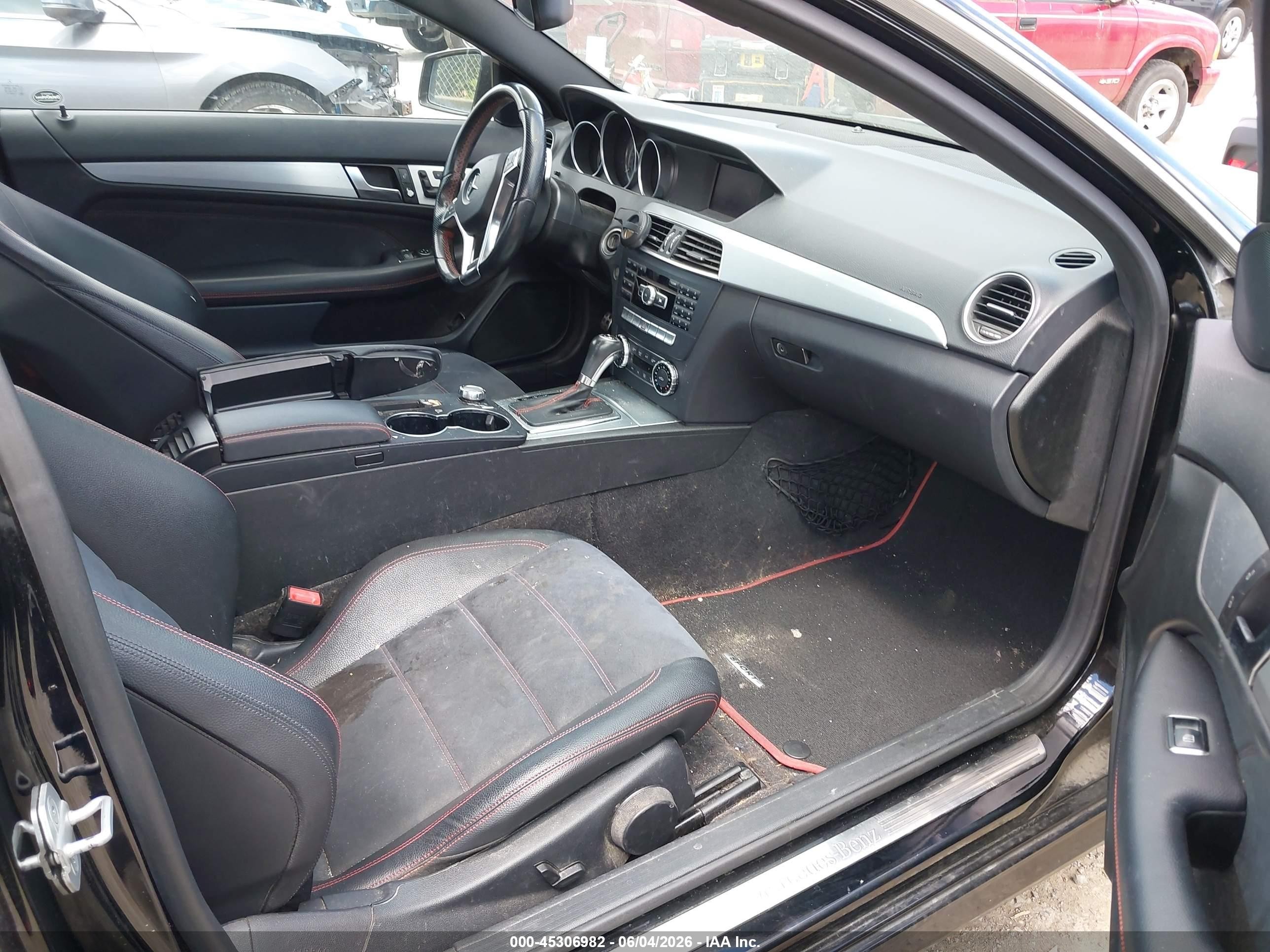 2014 Mercedes-benz C 250   Черный vin: WDDGJ4HB4EG273228
