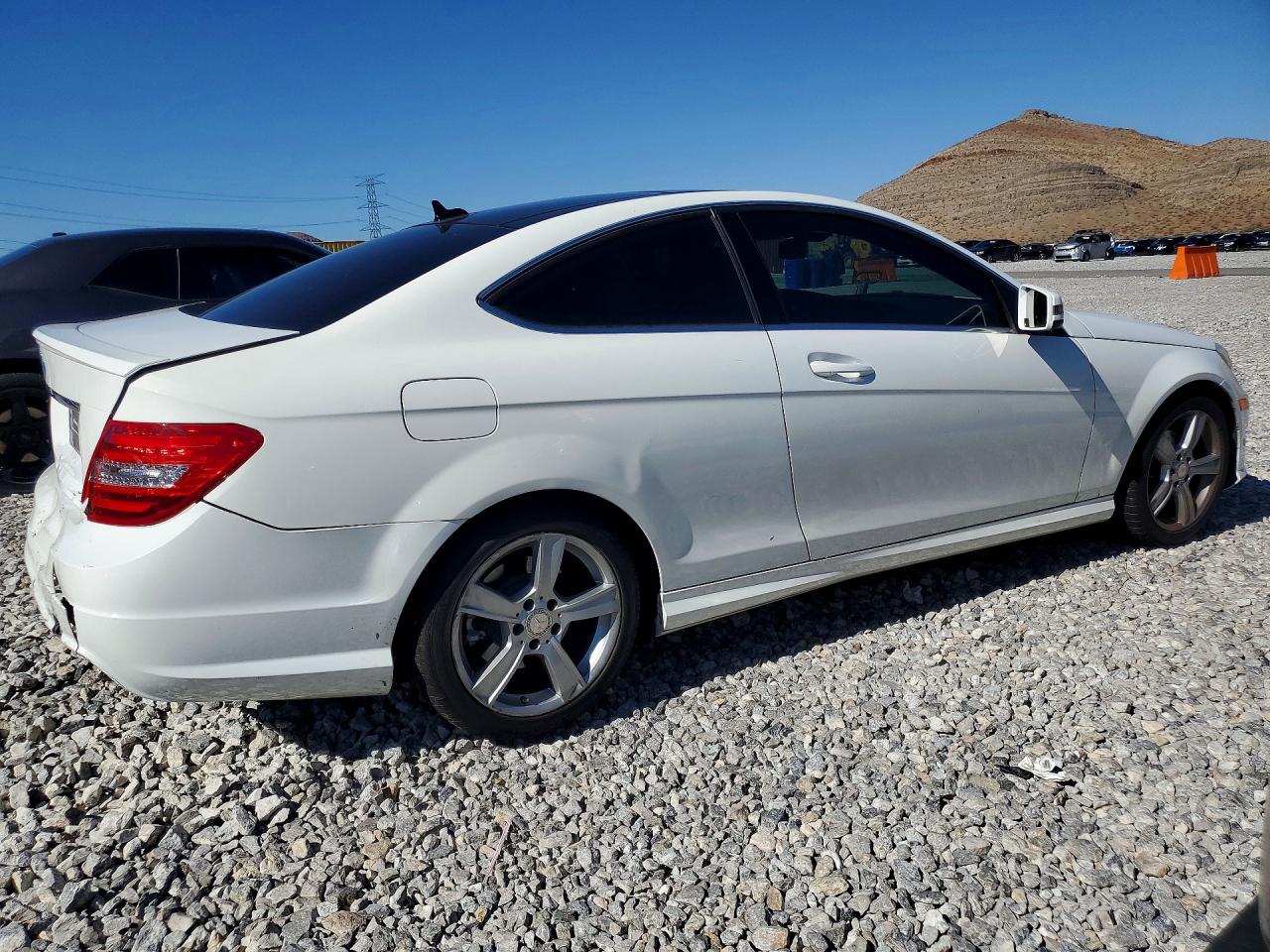 2014 Mercedes-benz C 250 White vin: WDDGJ4HB4EG312013