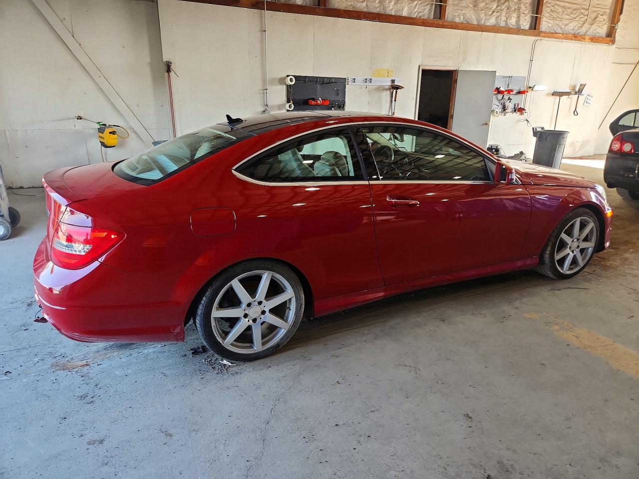 2012 Mercedes-benz C 250 Red vin: WDDGJ4HB5CF925504