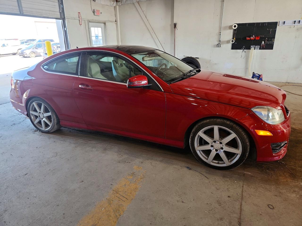 2012 Mercedes-benz C 250 Red vin: WDDGJ4HB5CF925504