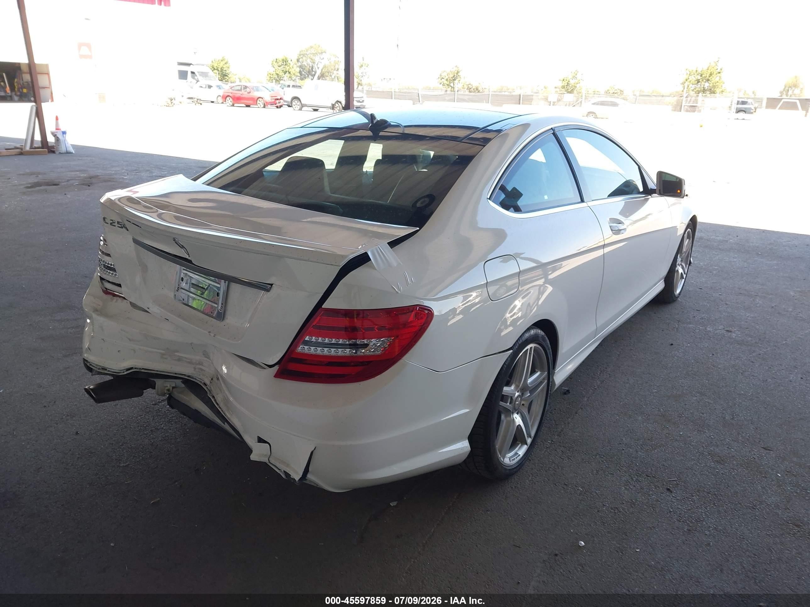 2013 Mercedes-benz C 250   Белый vin: WDDGJ4HB5DF967043
