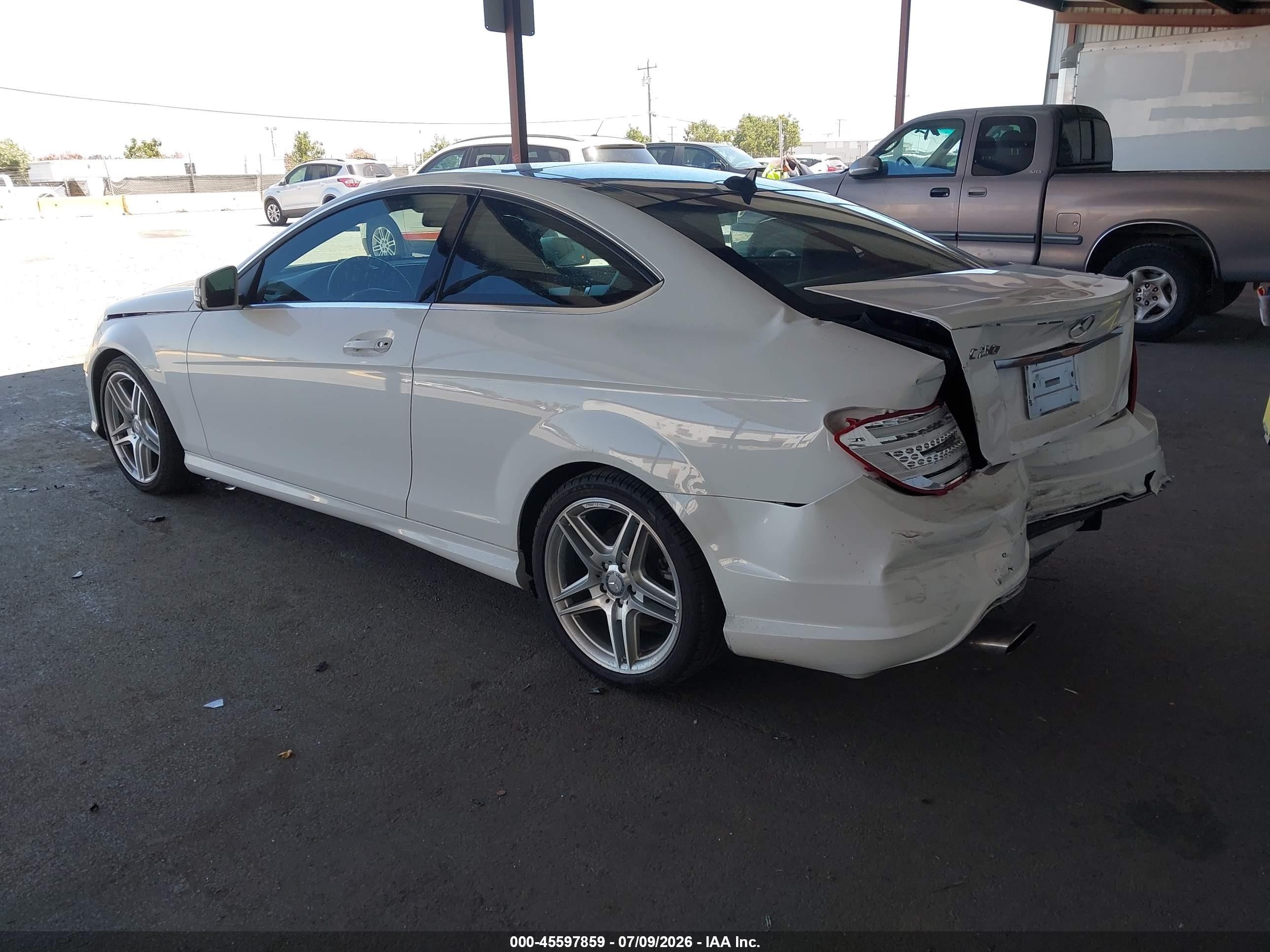 2013 Mercedes-benz C 250   Белый vin: WDDGJ4HB5DF967043