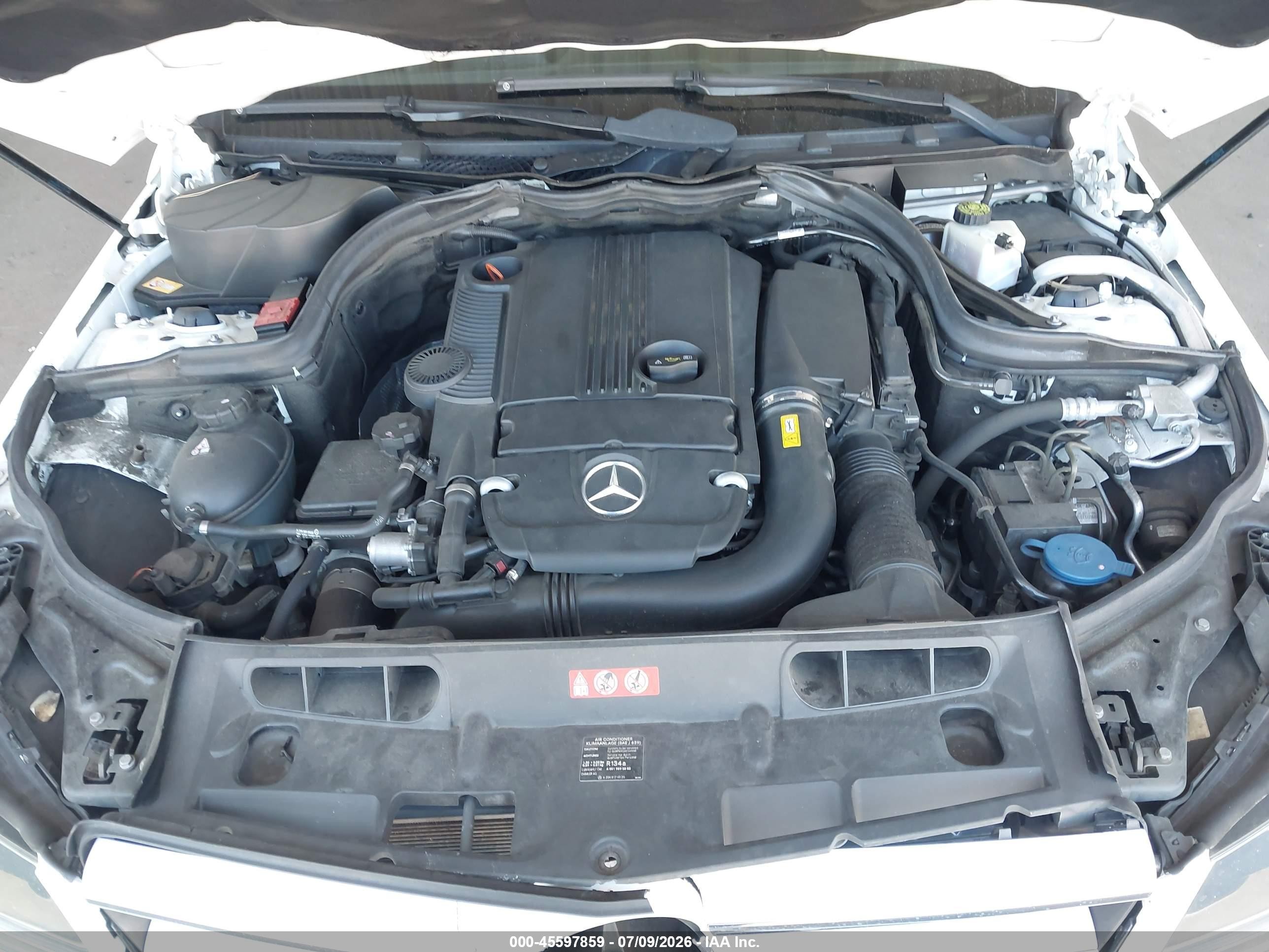 2013 Mercedes-benz C 250   Белый vin: WDDGJ4HB5DF967043