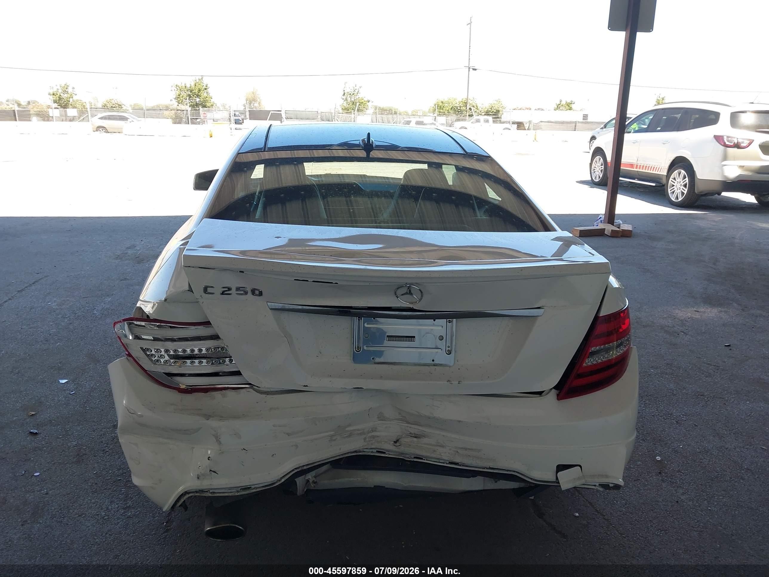 2013 Mercedes-benz C 250   Белый vin: WDDGJ4HB5DF967043
