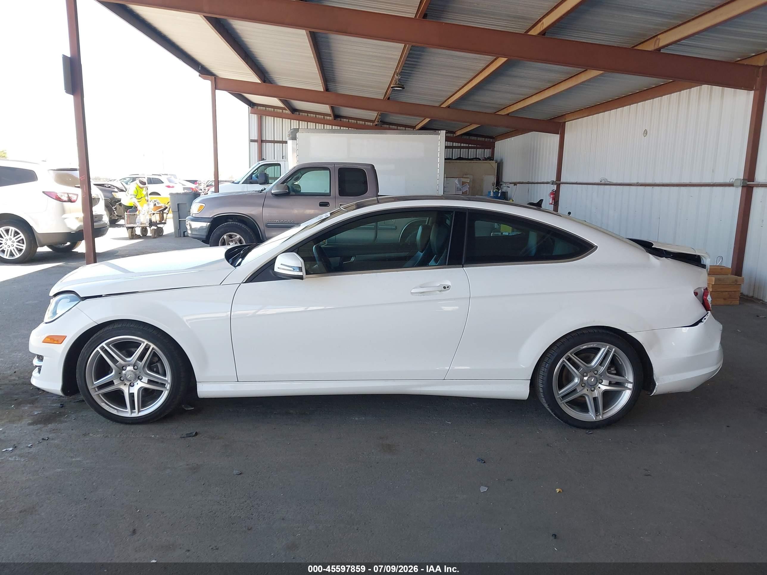 2013 Mercedes-benz C 250   Белый vin: WDDGJ4HB5DF967043