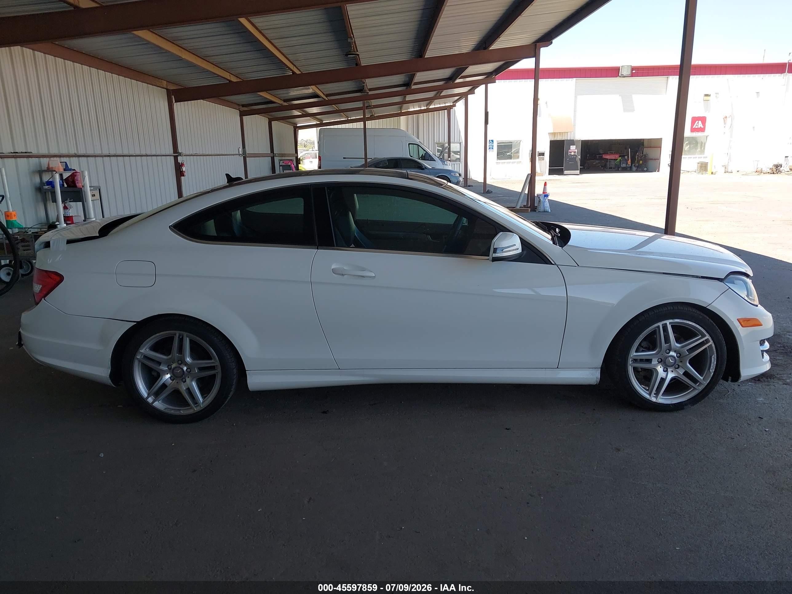 2013 Mercedes-benz C 250   Белый vin: WDDGJ4HB5DF967043