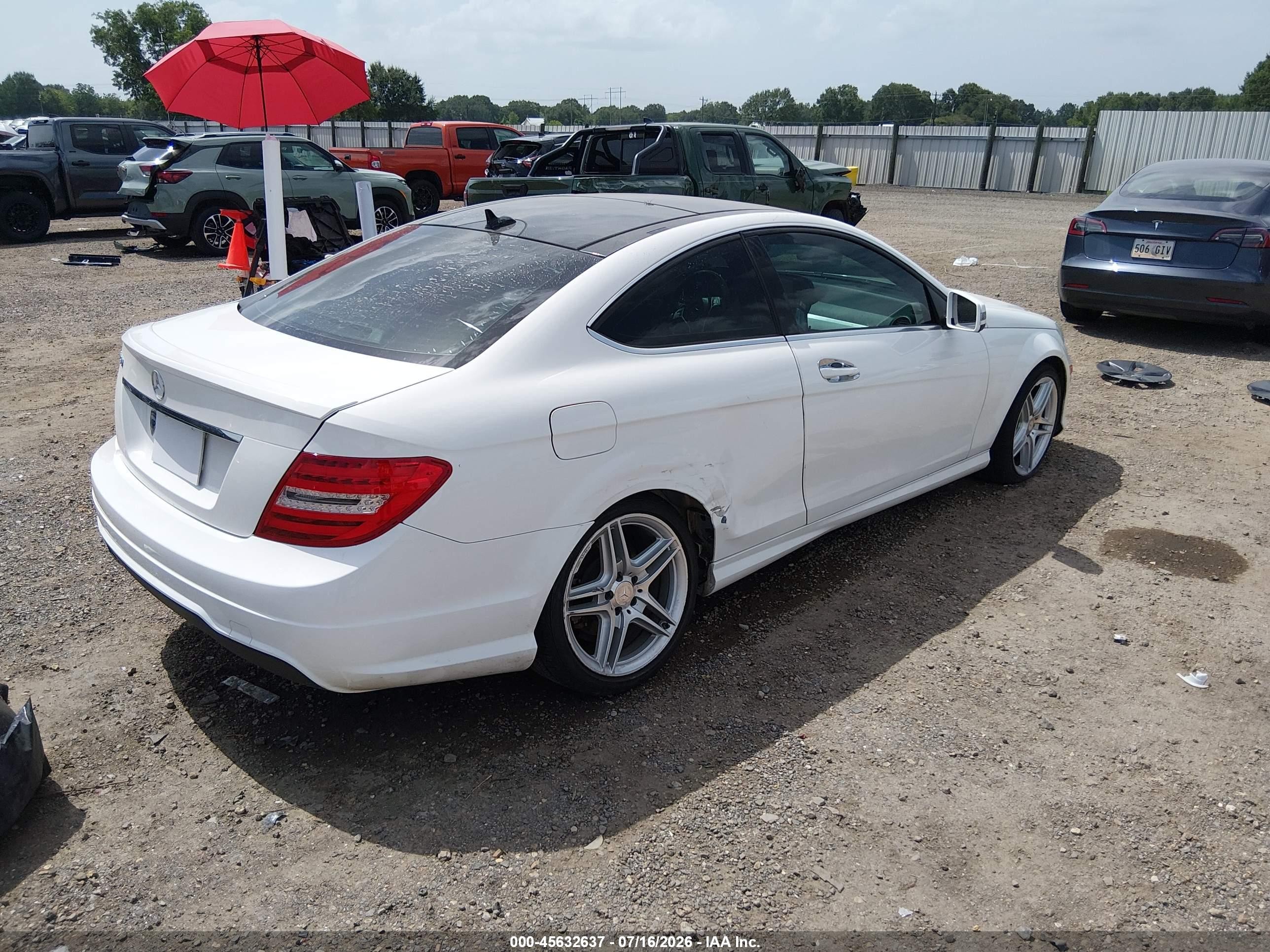 2013 Mercedes-benz C 250   White vin: WDDGJ4HB5DG090841
